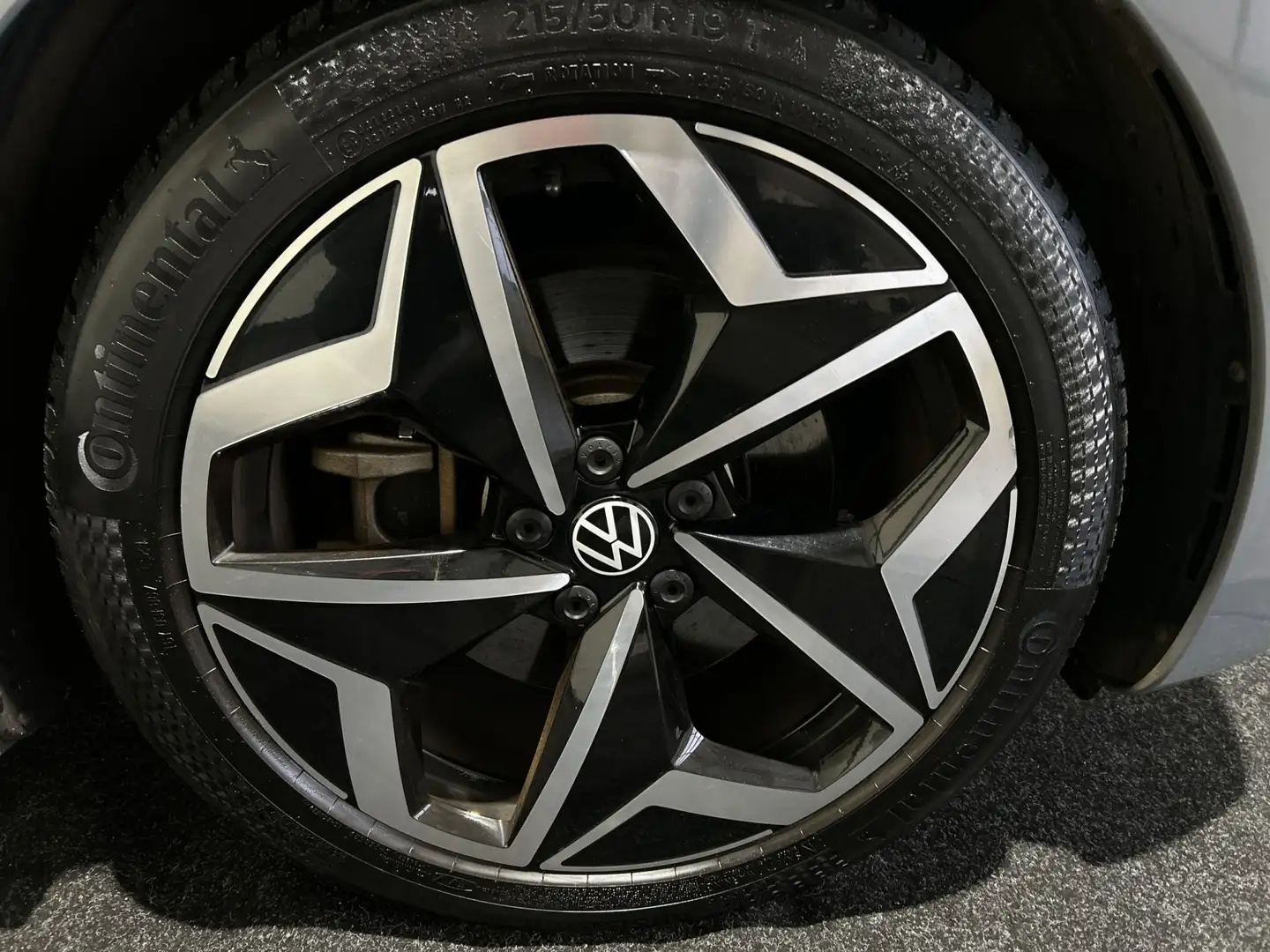 Volkswagen ID.3 First Plus 58 kWh All season banden | Camera | Net Grijs - 2