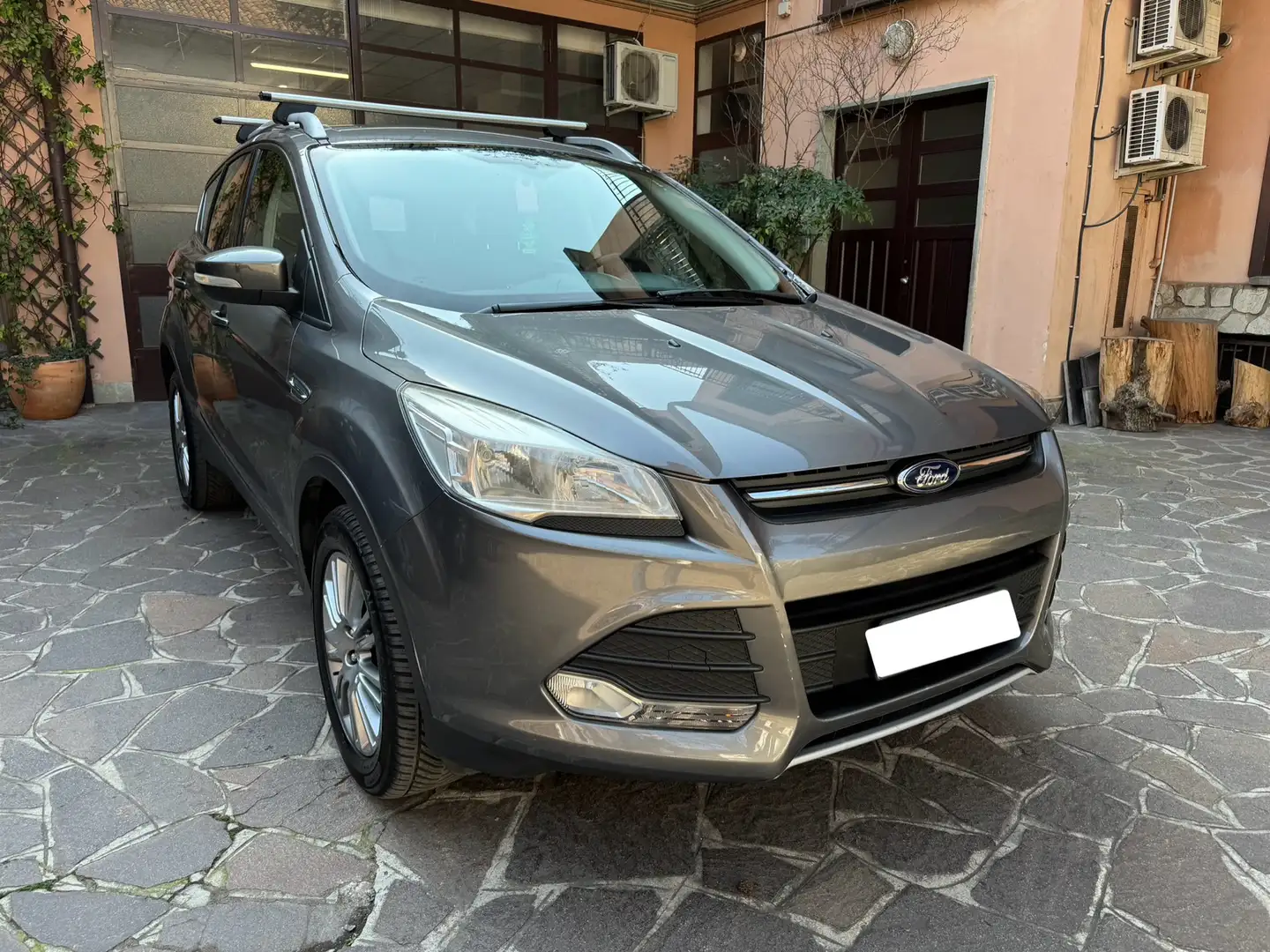 Ford Kuga 2.0 tdci Titanium 2wd 140cv Grijs - 1