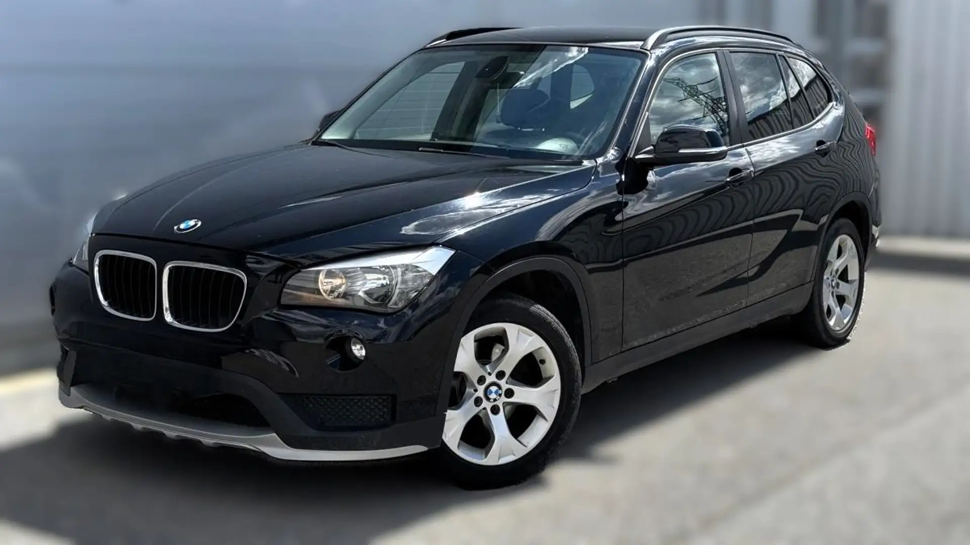 BMW X1 18 d xDrive Navi 1Hand SHZ PDC Tempomat Schwarz - 1