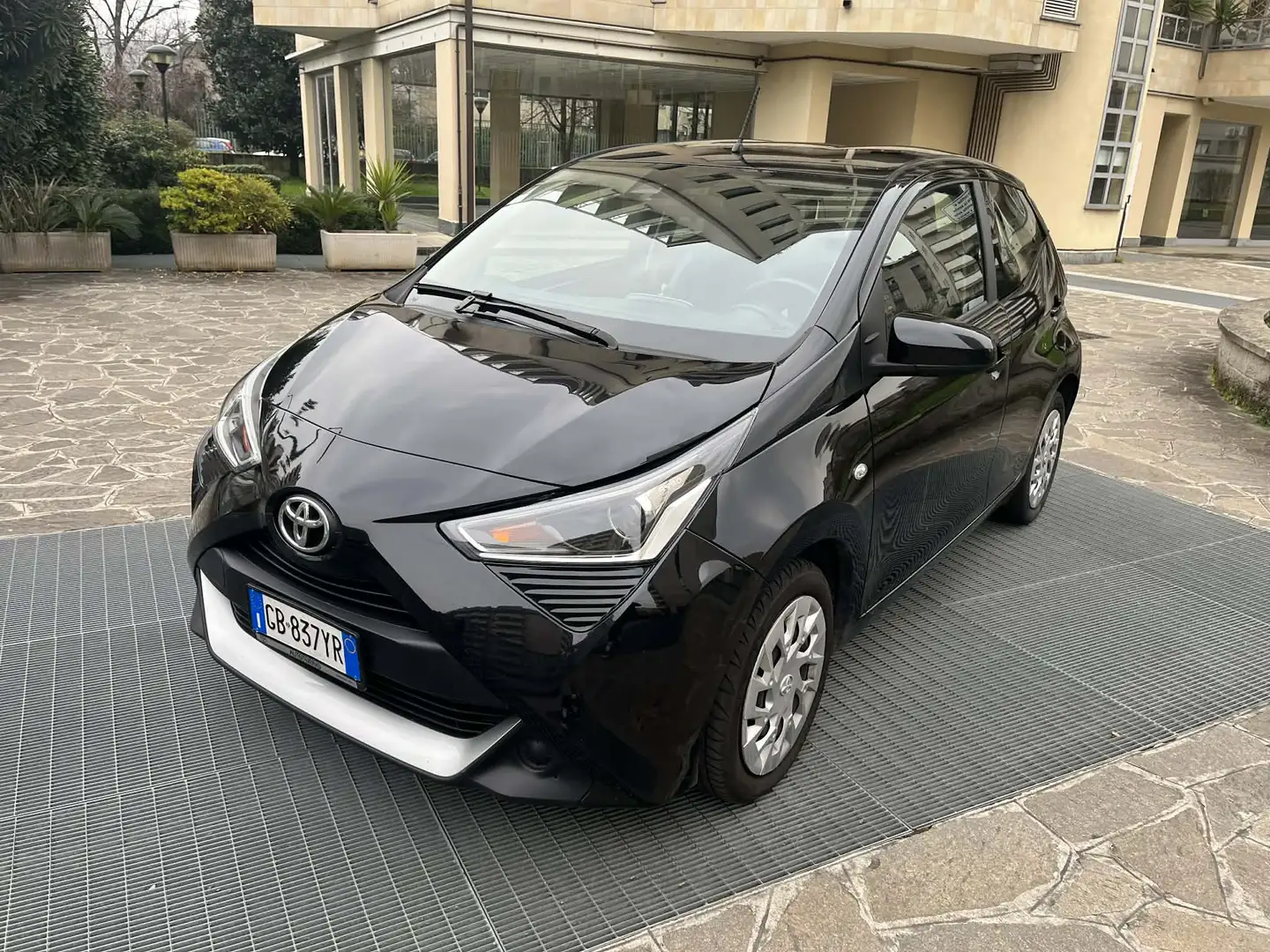 Toyota Aygo 1000 5p. 72 cv connect imm.09/2020 Schwarz - 1