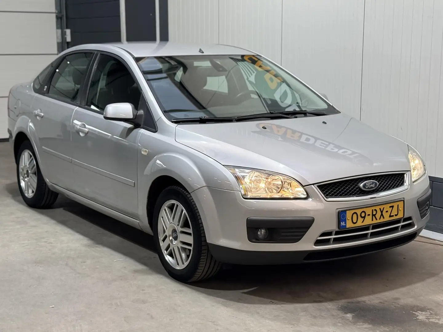 Ford Focus 1.6-16V Ghia Grau - 2