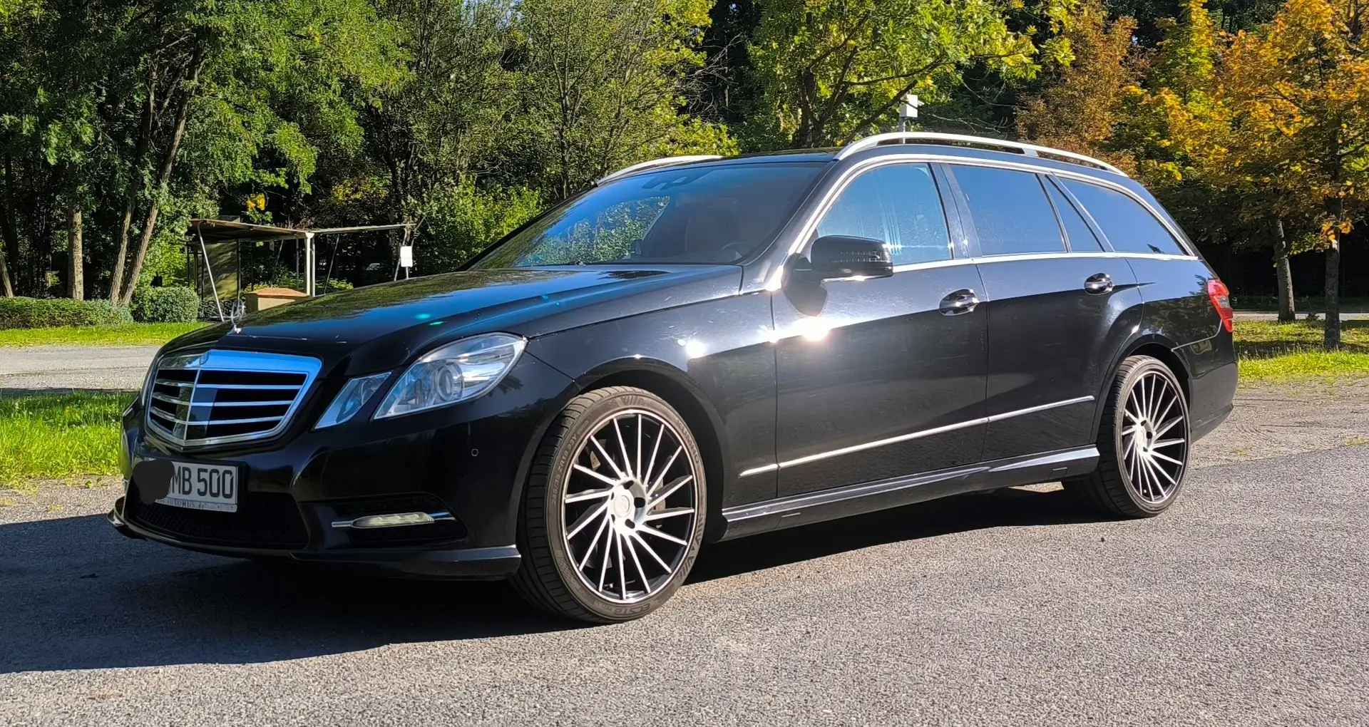 Mercedes-Benz E 500 E 500 T BlueEFFICIENCY 7G-TRONIC Avantgarde Schwarz - 1