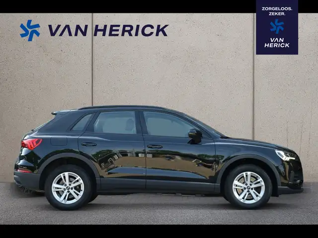Audi Q3 view 3