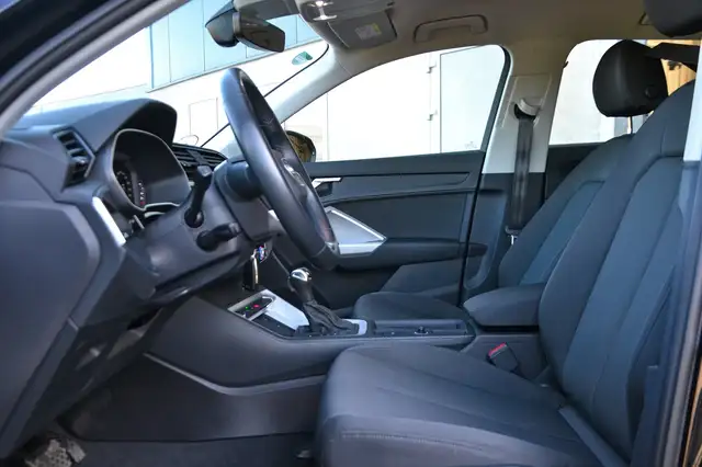 Audi Q3 view 6