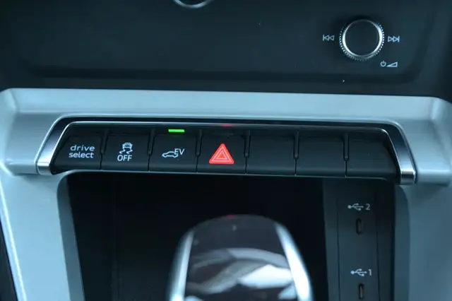Audi Q3 view 16