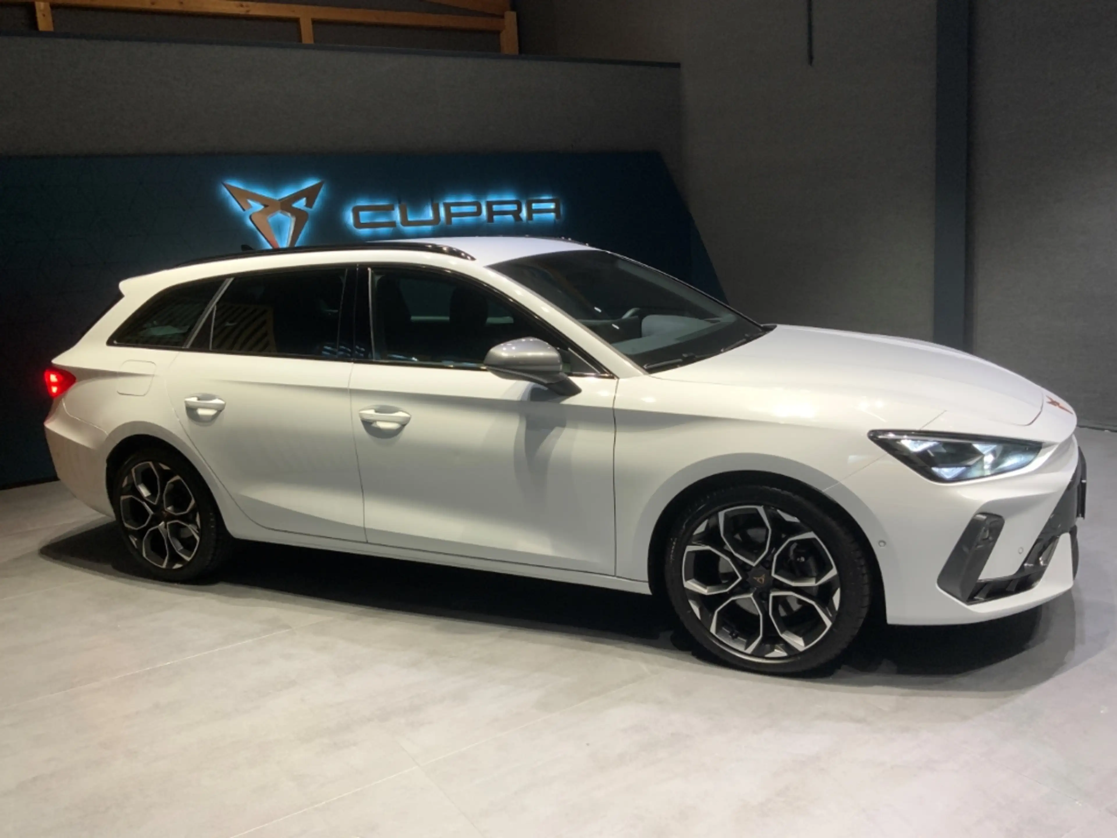 CUPRA Leon SP 2.0TDI DSG+AHK+Matrix-LED+Navi — photo 2