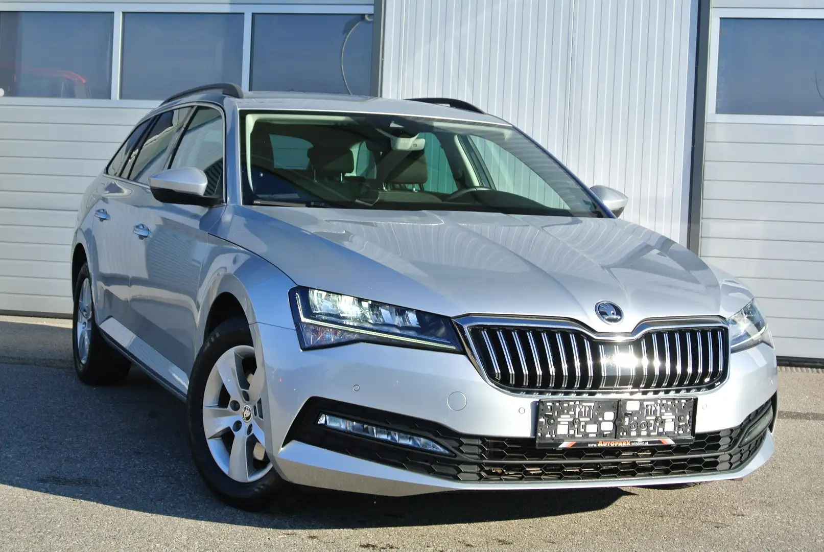 Skoda Superb Kombi 2.0 TDI DSG * virtual Cockpit * LED * NAVI * Silber - 1