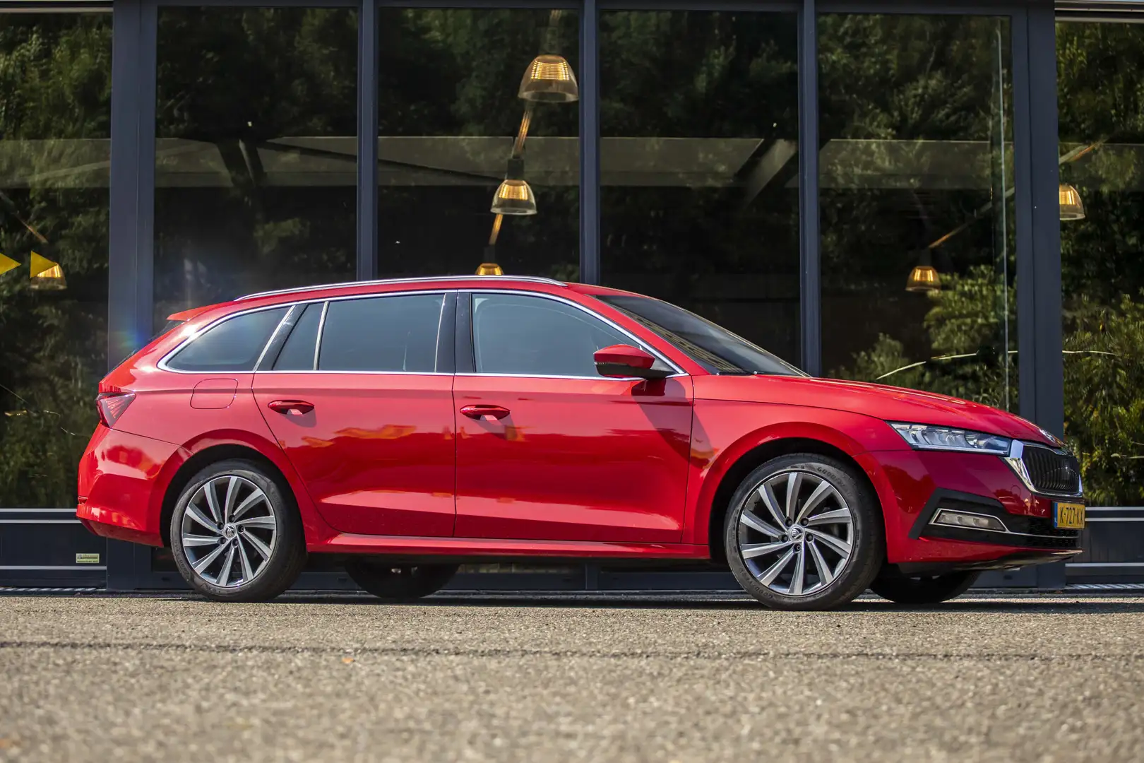 Skoda Octavia Combi 1.0 e-TSI Business Edition Plus Rood - 1