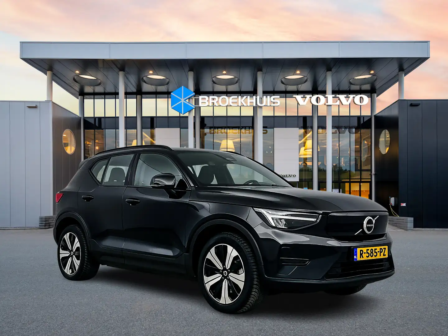 Volvo XC40 Recharge Core 70 kWh | 19" Allseason | Stoel/stuur Schwarz - 2