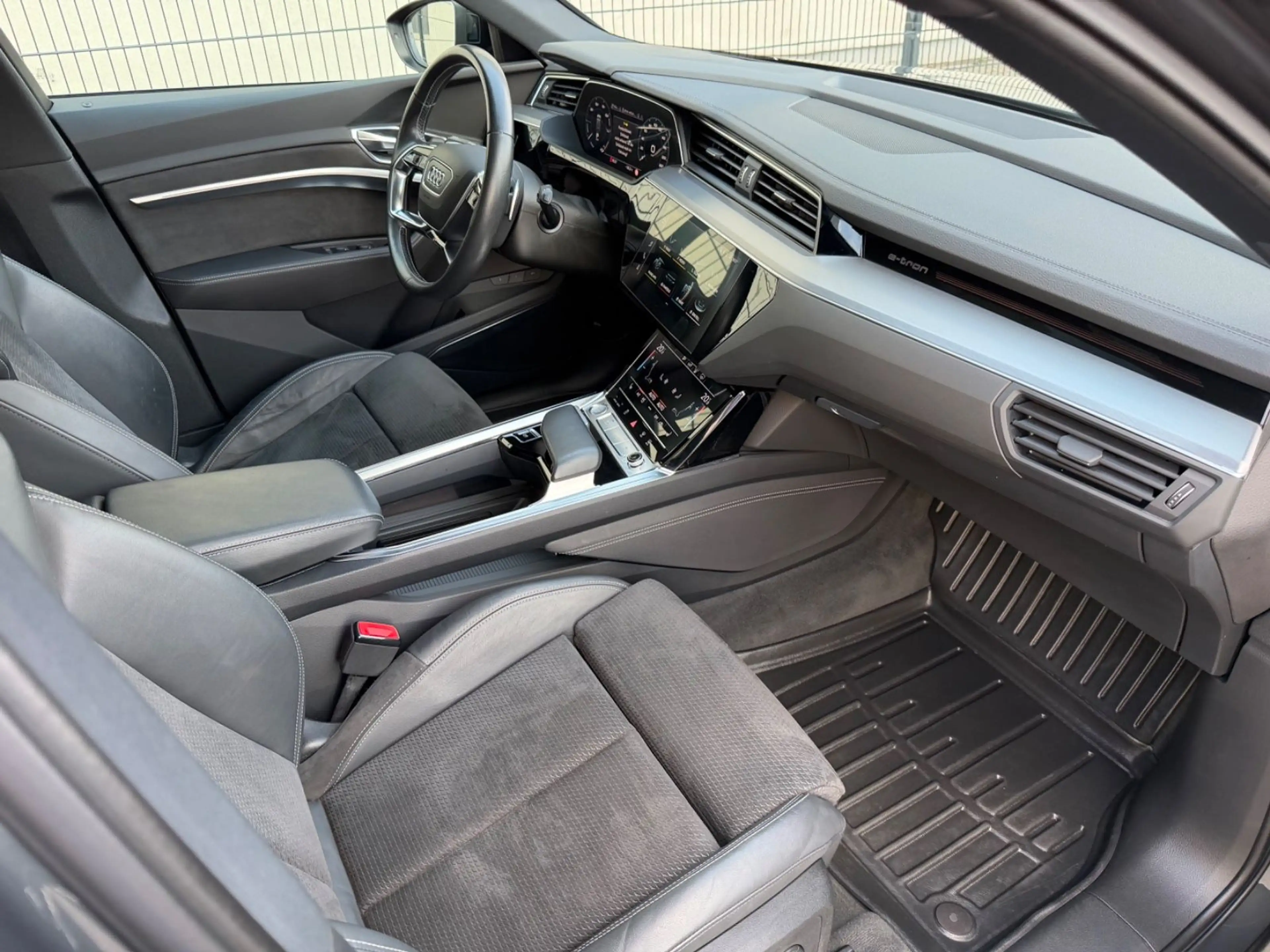 Audi e-tron 55 quattro S-LINE/MATRIX/PANO/HUD/RFK/B&O — photo 11