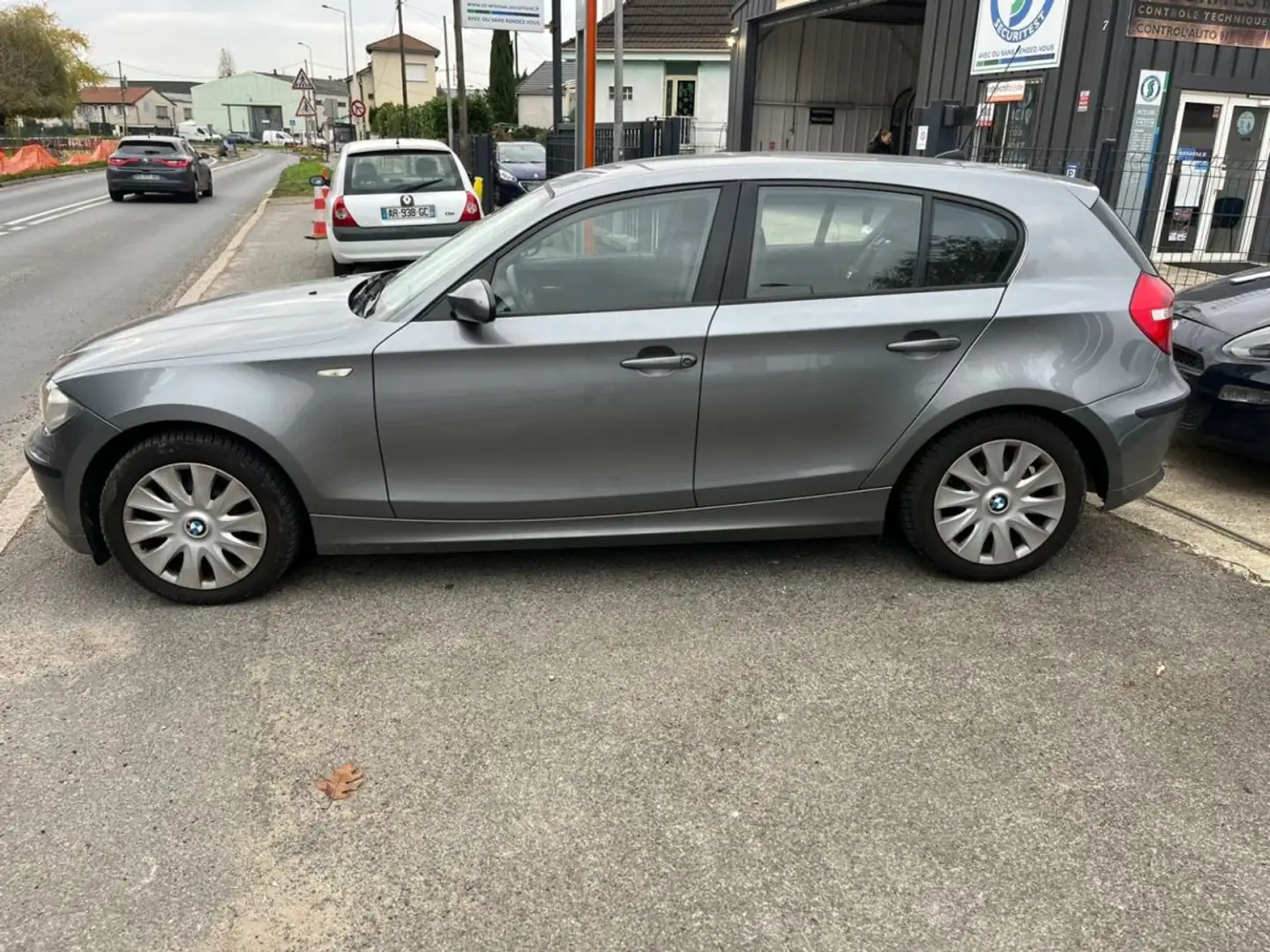 BMW 118 siva - 2