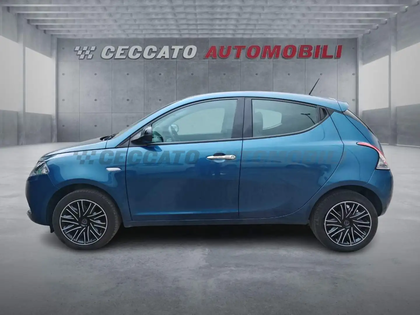 Lancia Ypsilon Ypsilon 1.0 firefly hybrid Silver s&s 70cv 5p.ti Blau - 2