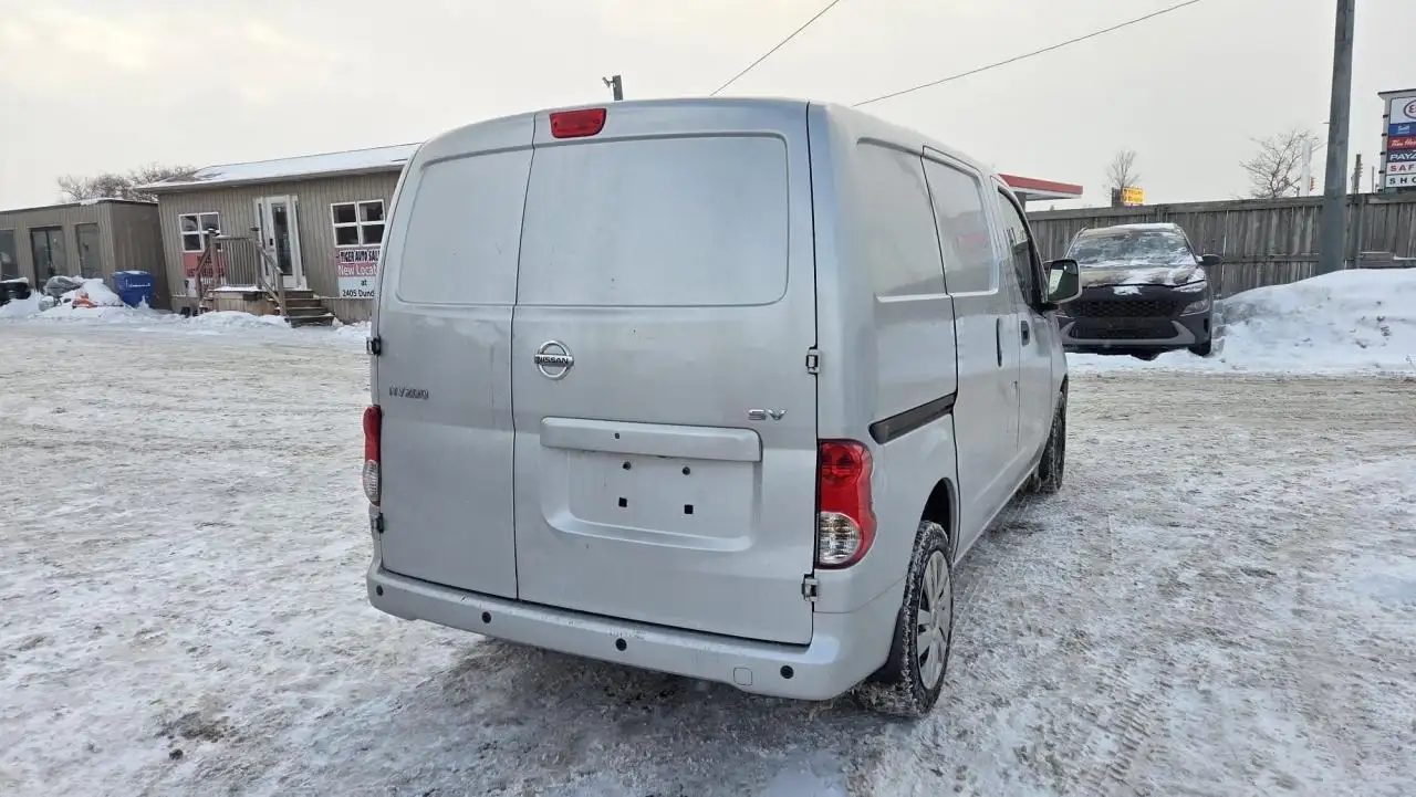 Nissan NV200 снимка Nissan NV200