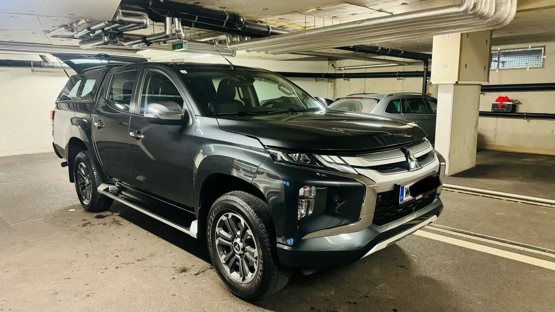 Mitsubishi L200 Mitsubishi L200 DK 2,2. 4WD AT Pickup Grau - 1