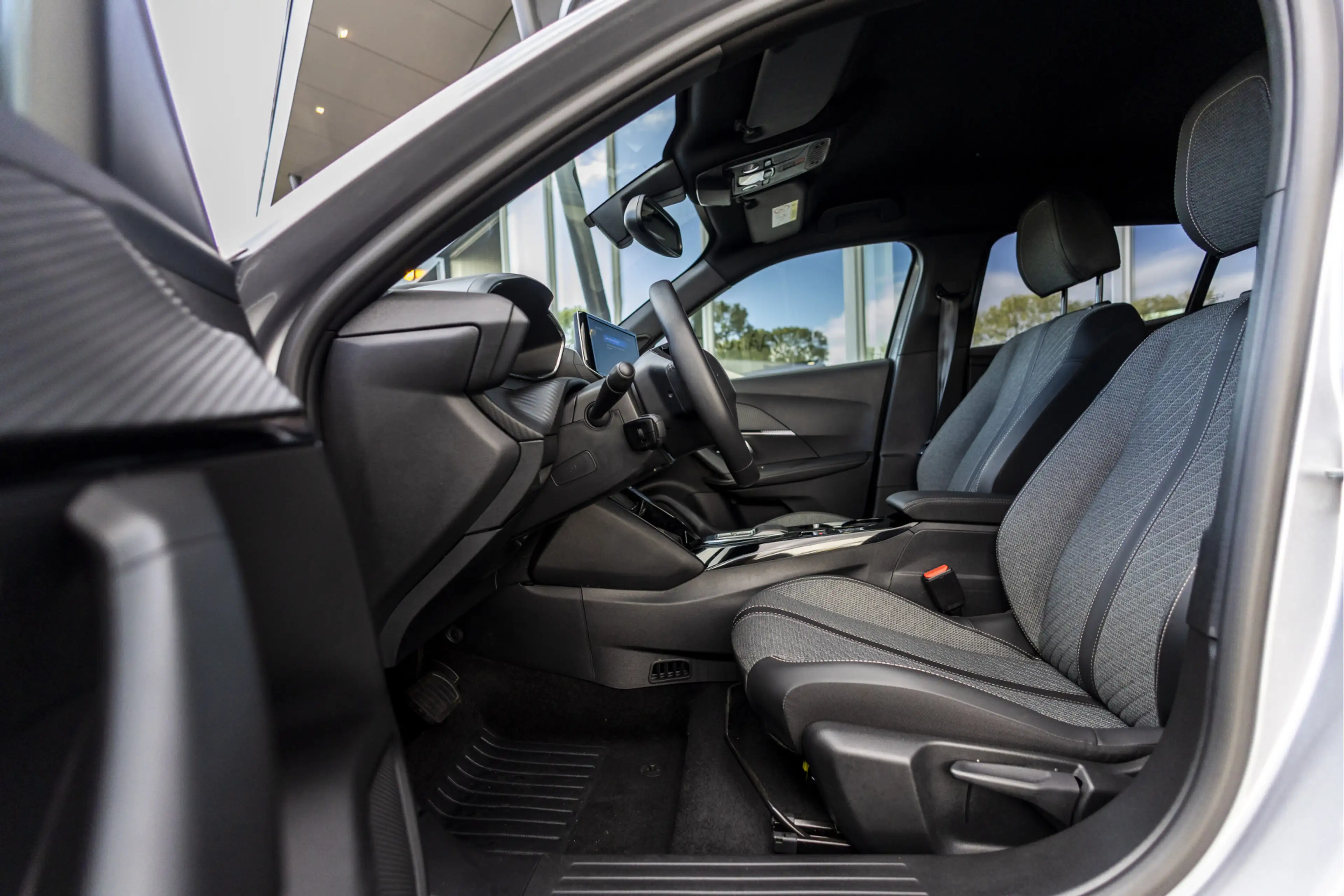Peugeot e-2008 EV Active Pack 50 kWh | SOH 100% | LED | ACC | Car — photo 9