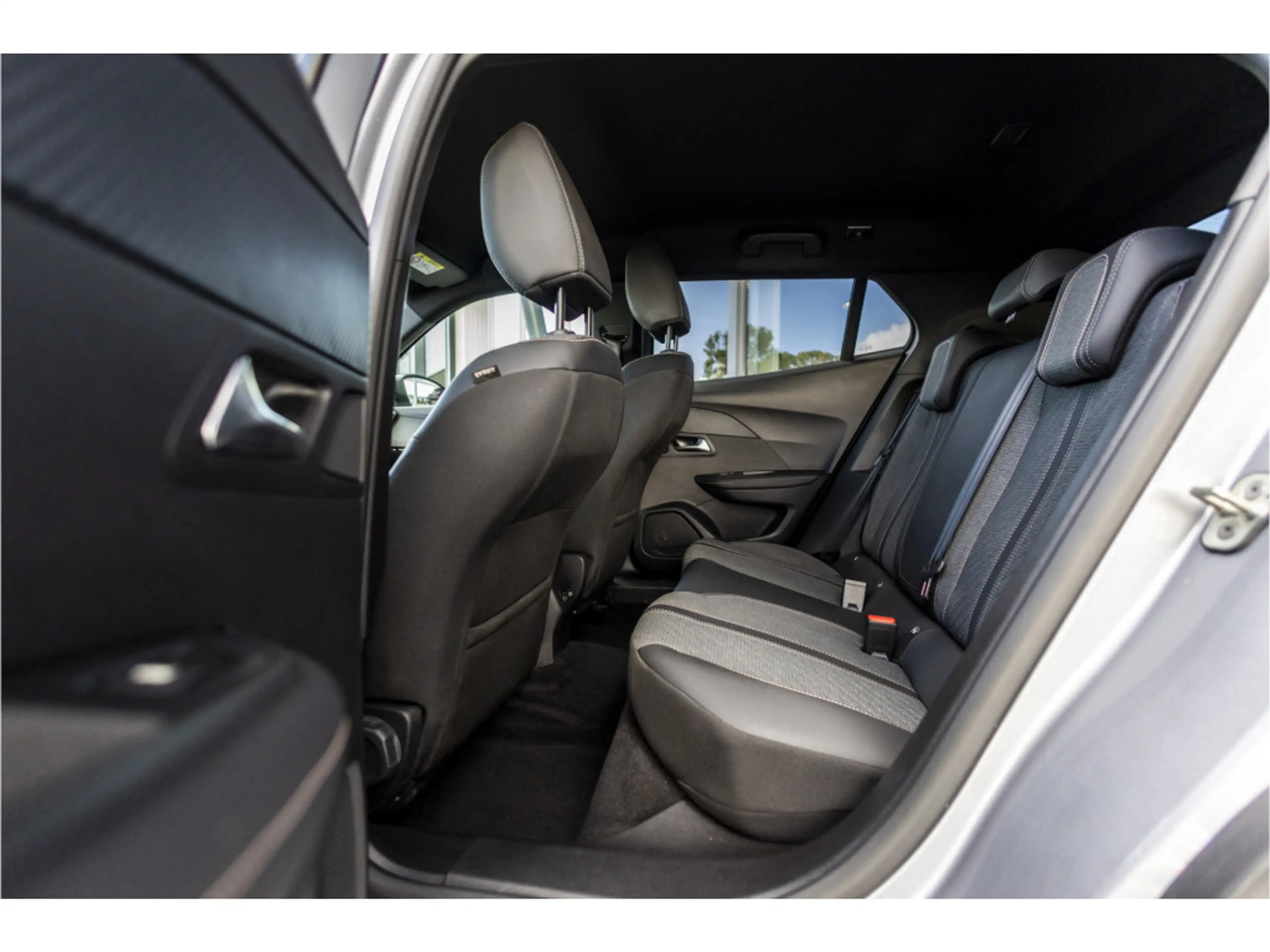 Peugeot e-2008 EV Active Pack 50 kWh | SOH 100% | LED | ACC | Car — photo 10