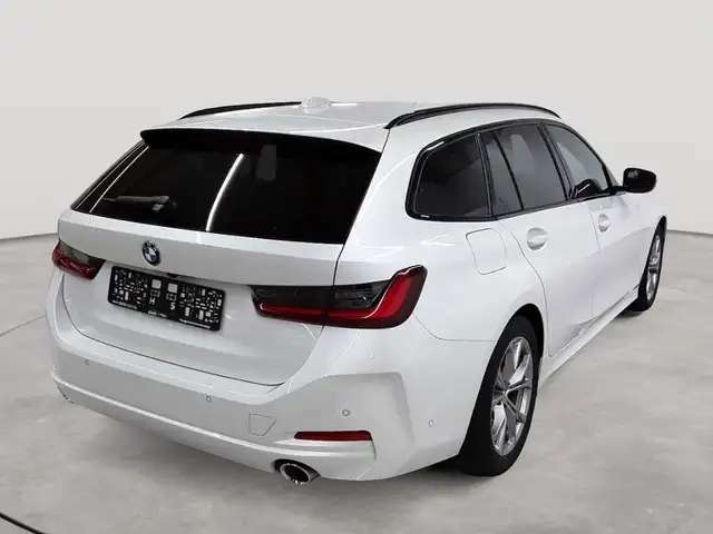 BMW 3 Series view 4