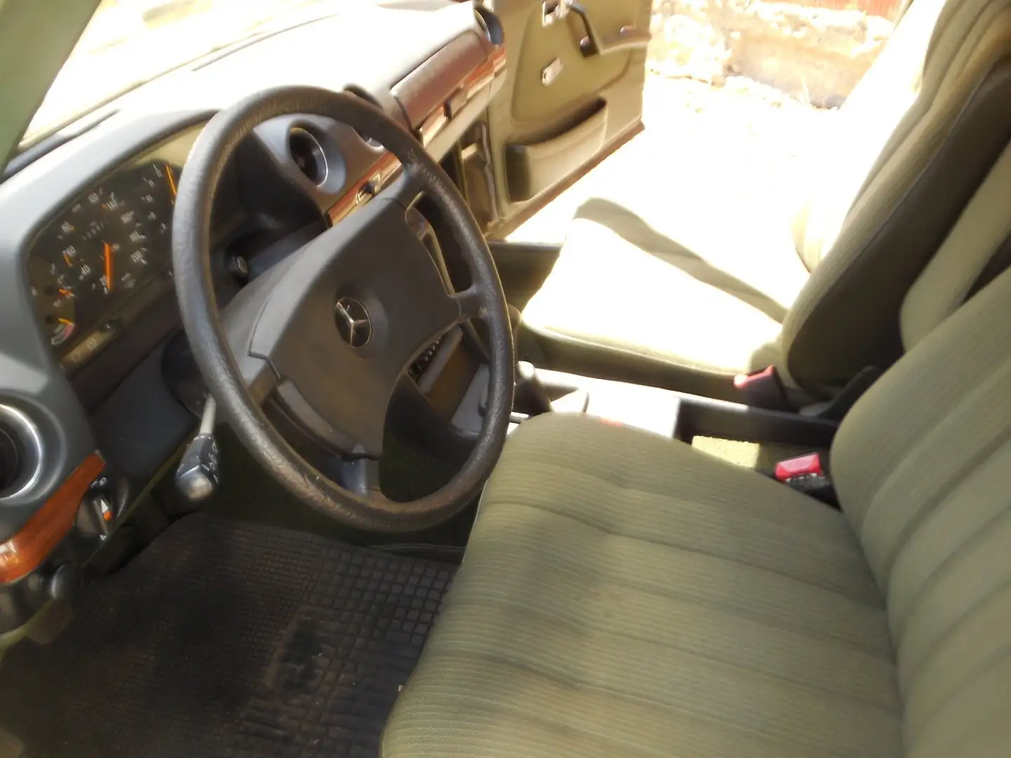Mercedes-Benz 200 - W123 -Abgebrochene Restauration,aus Zeitmangel ! Beige - 2