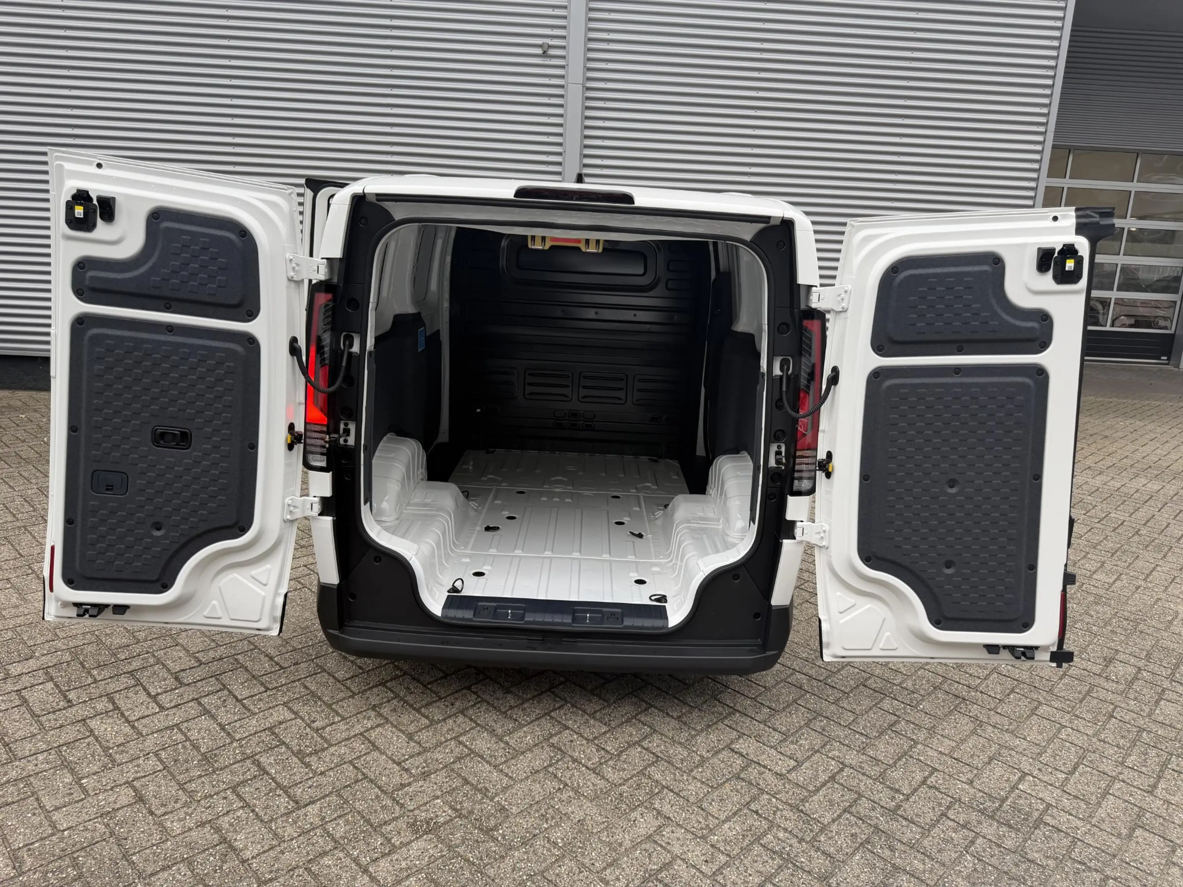 Kia PV5 Cargo 71,2 kWh 163pk L2H1 Elite | 360 Camera | Stoel/Stu — photo 9