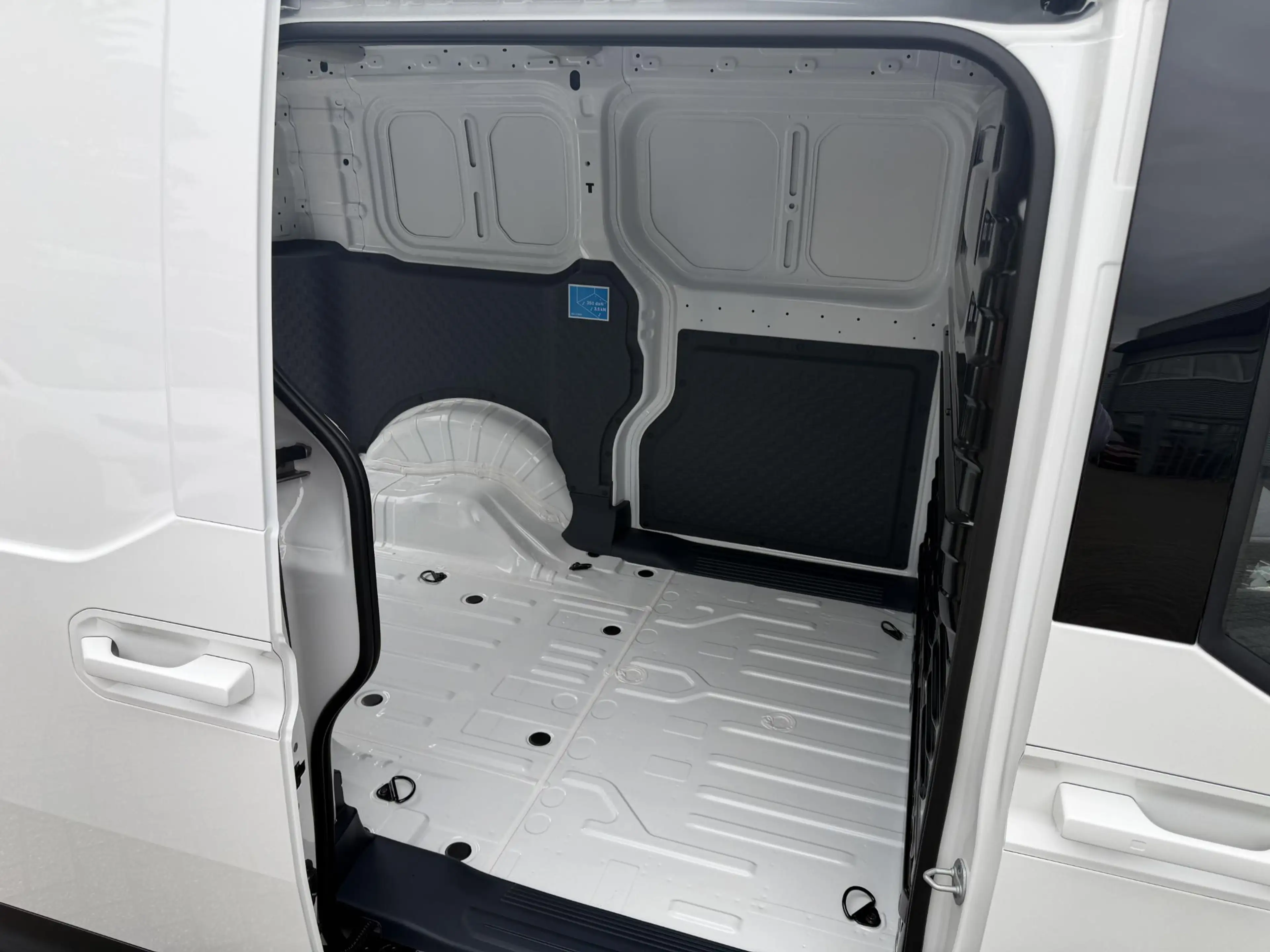 Kia PV5 Cargo 71,2 kWh 163pk L2H1 Elite | 360 Camera | Stoel/Stu — photo 12