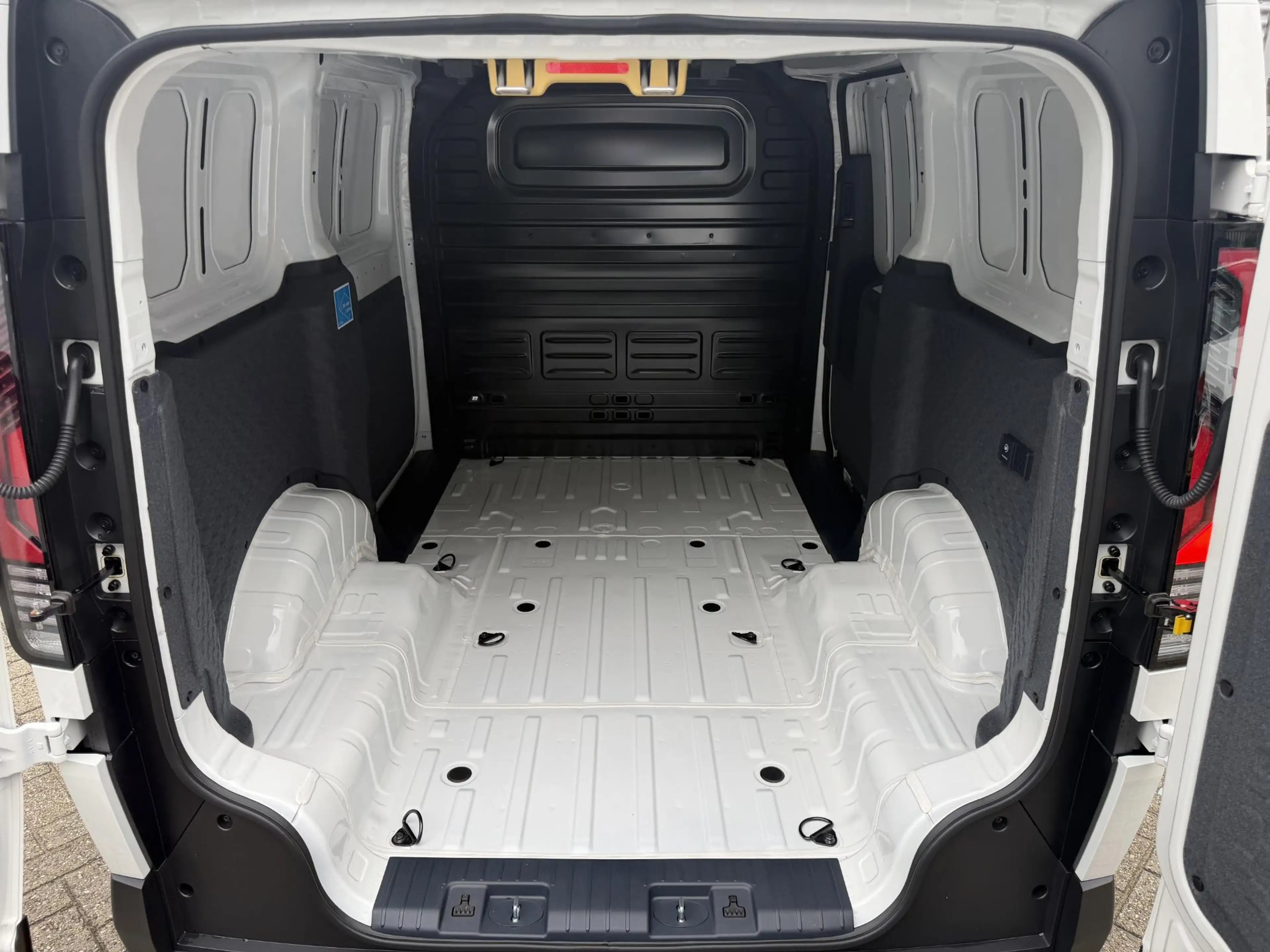 Kia PV5 Cargo 71,2 kWh 163pk L2H1 Elite | 360 Camera | Stoel/Stu — photo 11