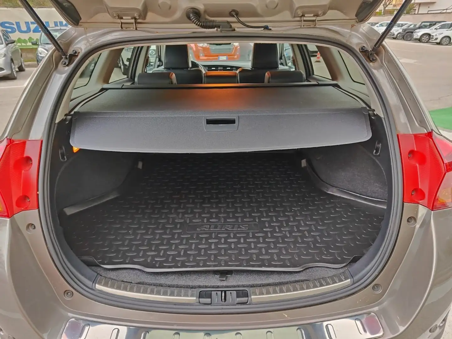 Toyota Auris Touring Sport 1.8 hybrid Lounge Bronce - 2