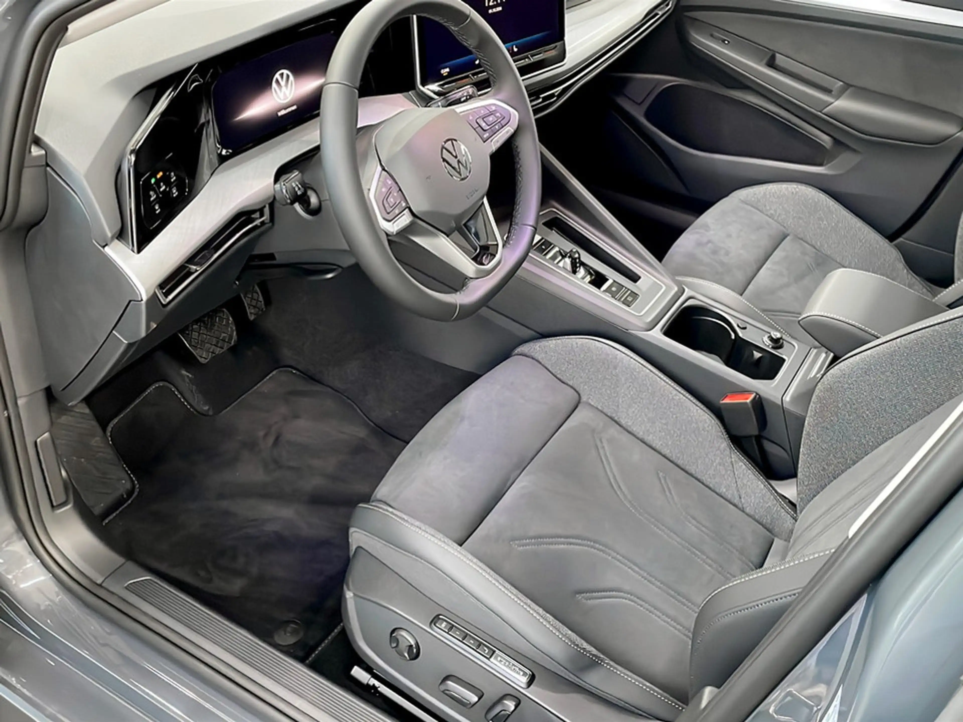 Volkswagen Golf Variant Business mHeV TSI DSG — photo 7