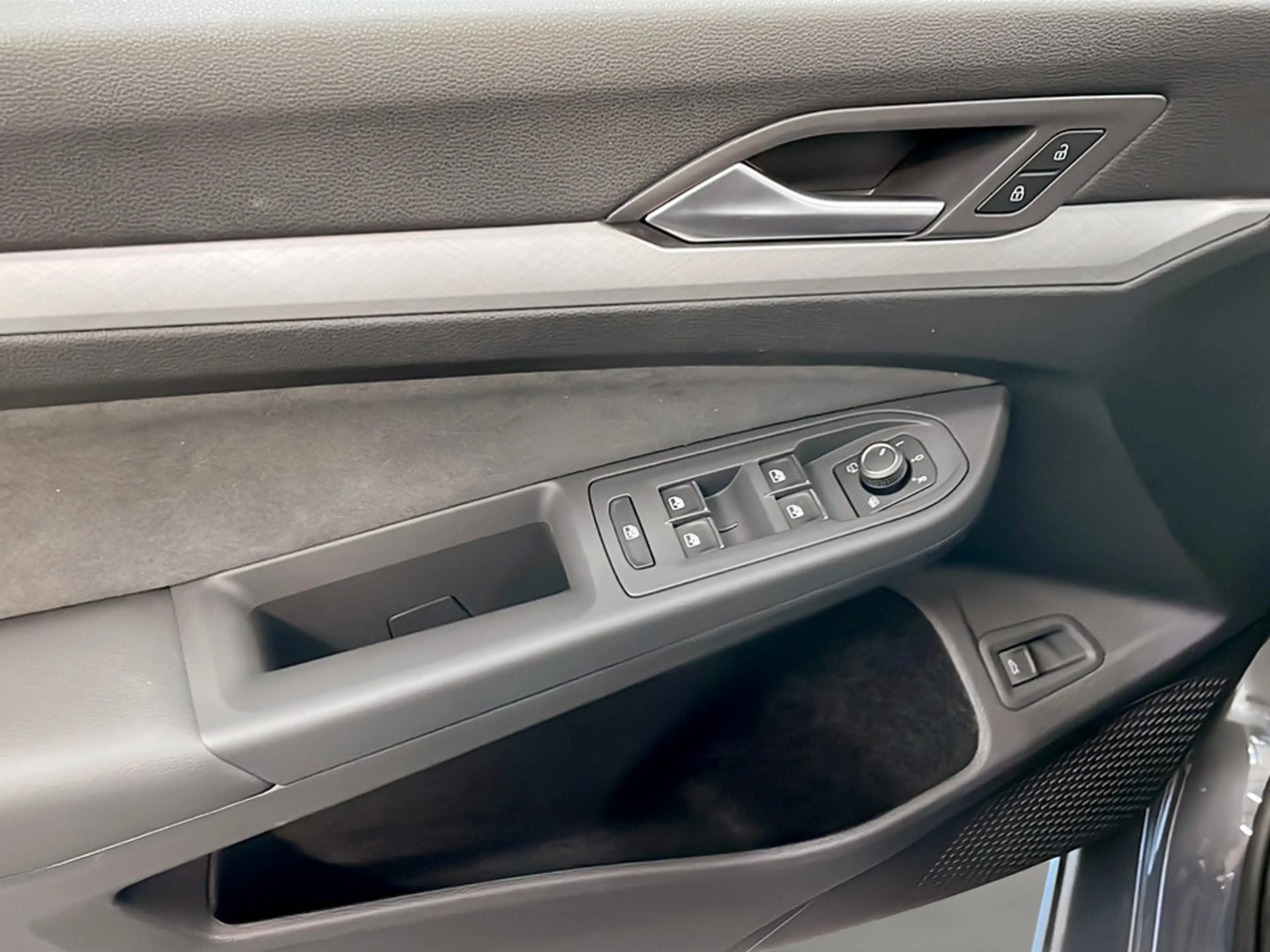 Volkswagen Golf Variant Business mHeV TSI DSG — photo 10