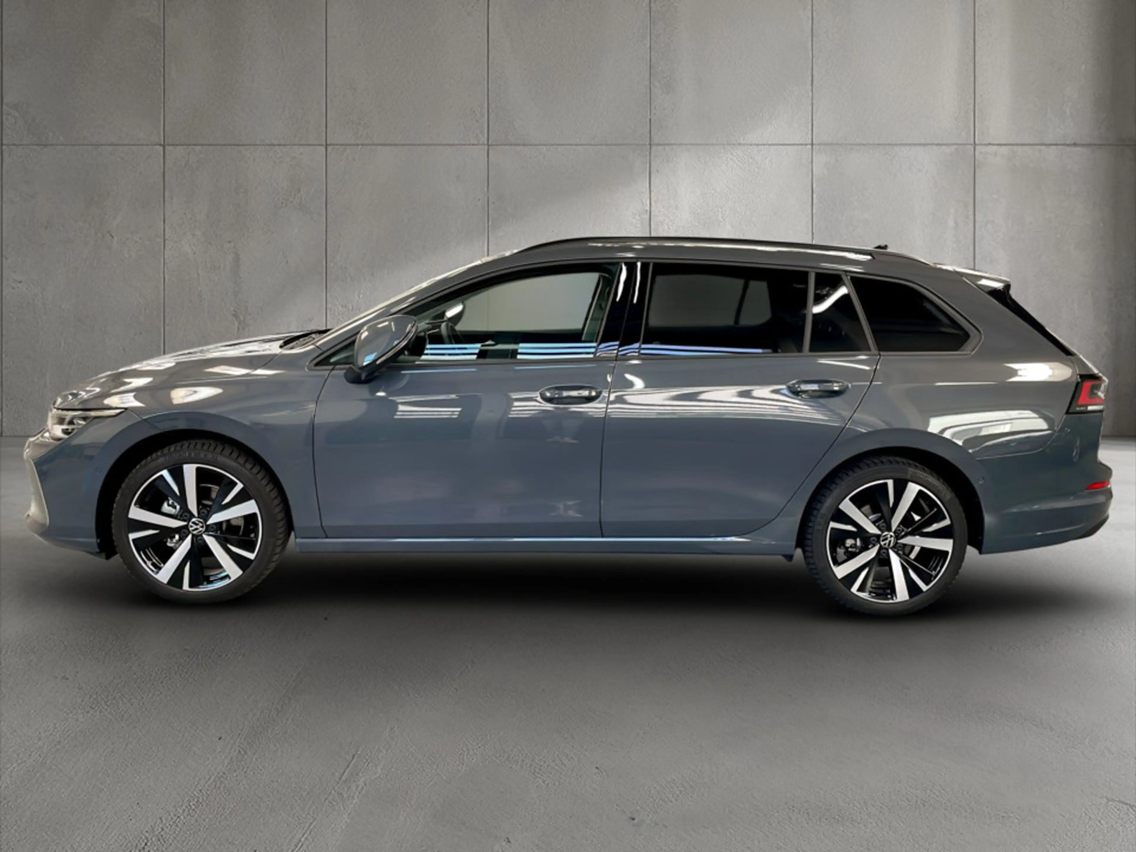 Volkswagen Golf Variant Business mHeV TSI DSG — photo 3