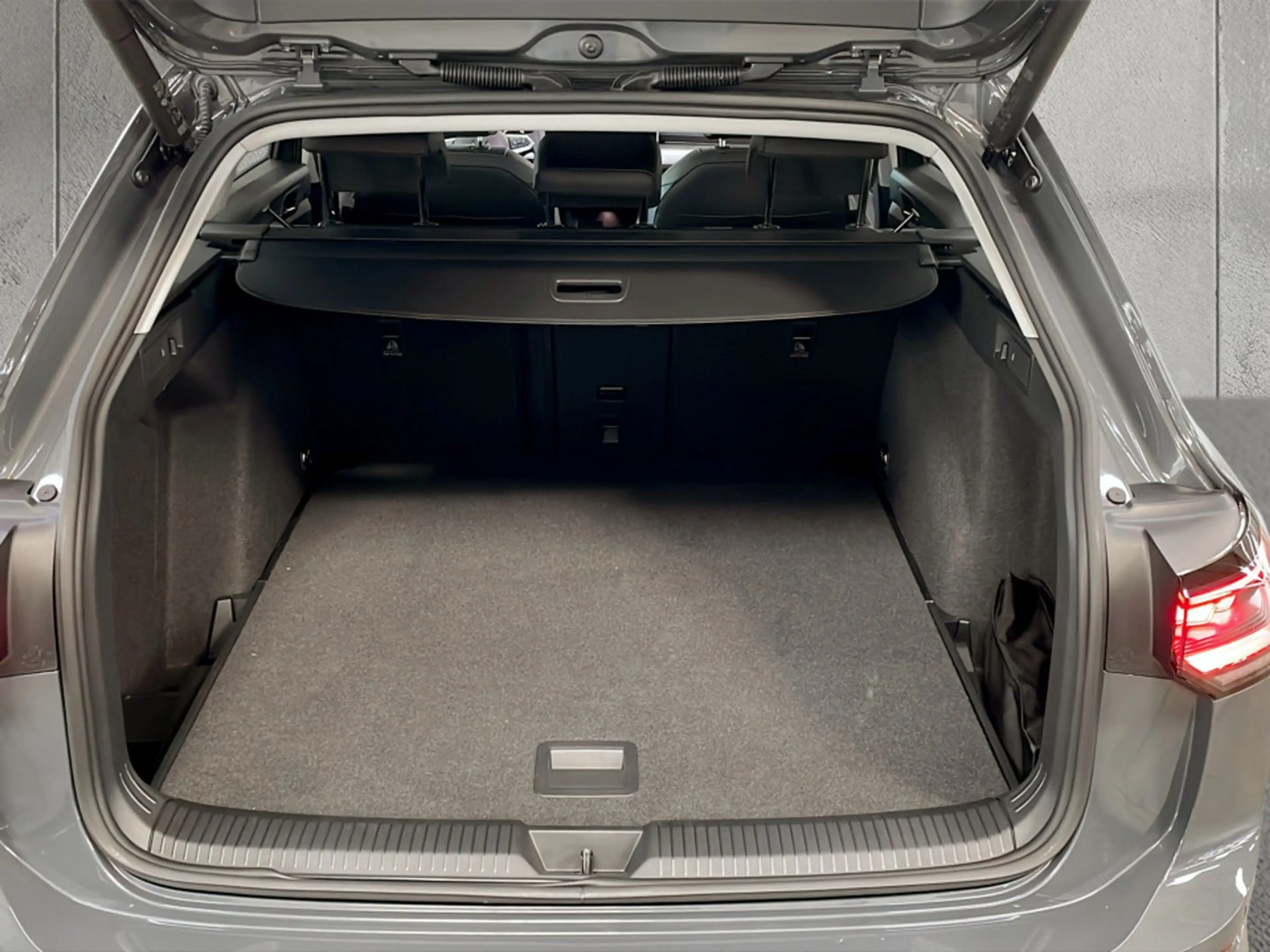 Volkswagen Golf Variant Business mHeV TSI DSG — photo 6