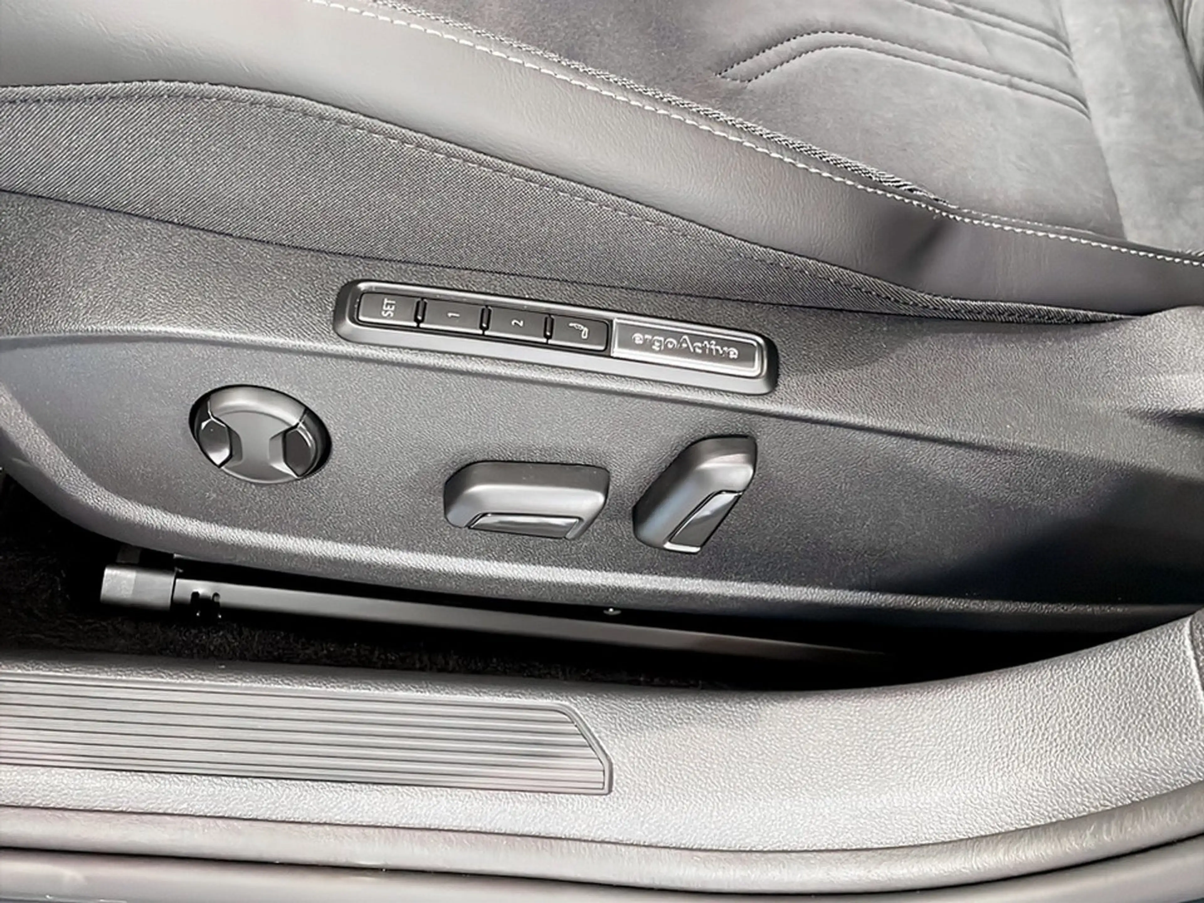 Volkswagen Golf Variant Business mHeV TSI DSG — photo 9