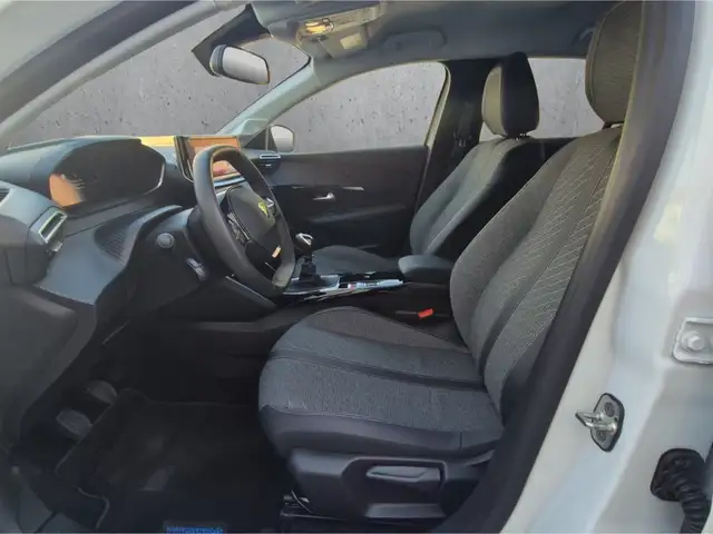 Peugeot 208 view 9