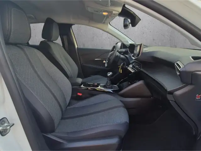 Peugeot 208 view 13