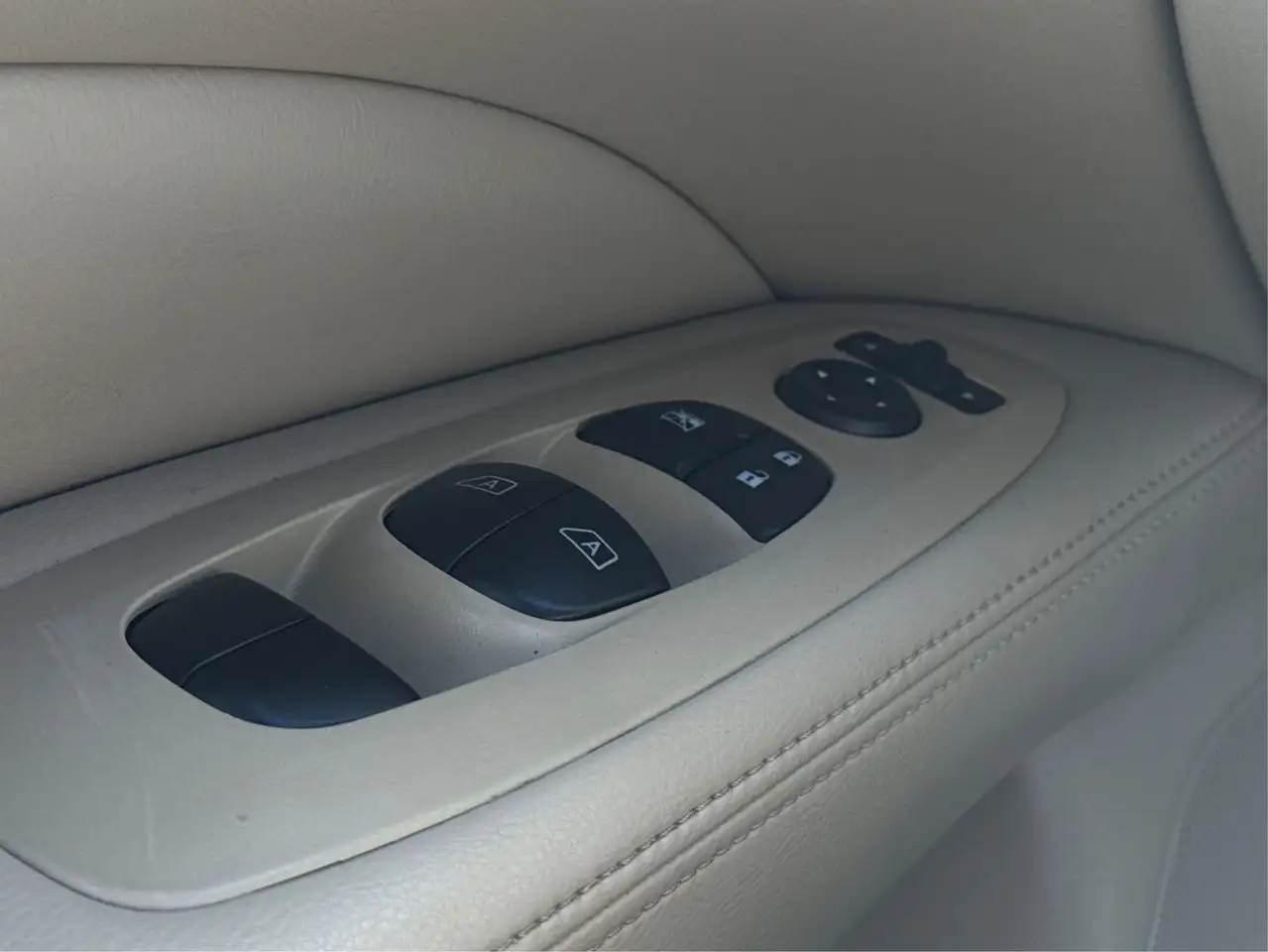 Nissan Pathfinder снимка Nissan Pathfinder