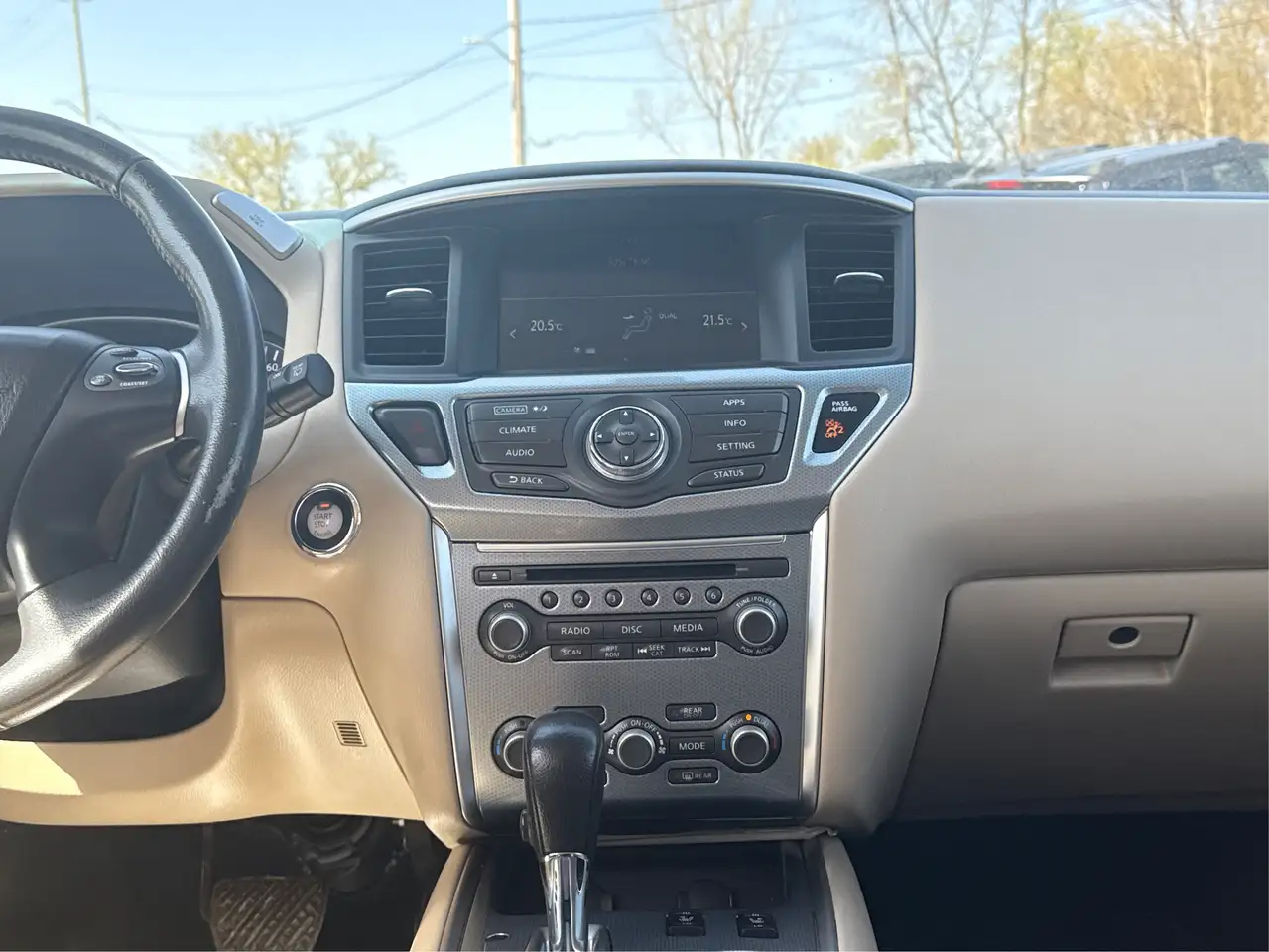 Nissan Pathfinder снимка Nissan Pathfinder