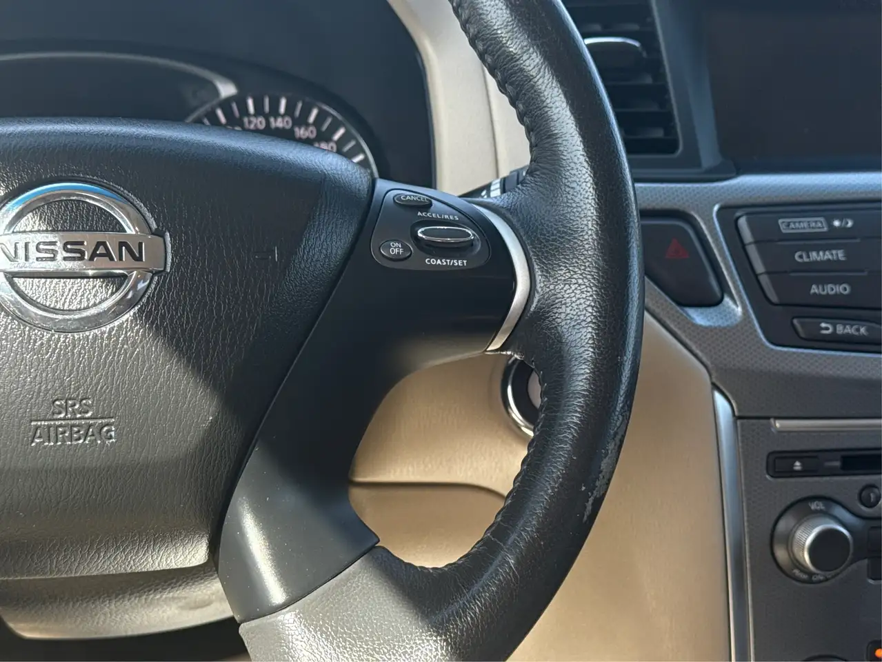 Nissan Pathfinder снимка Nissan Pathfinder