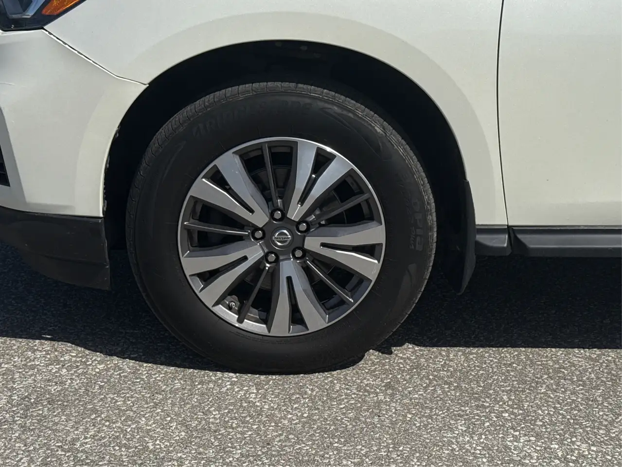 Nissan Pathfinder снимка Nissan Pathfinder