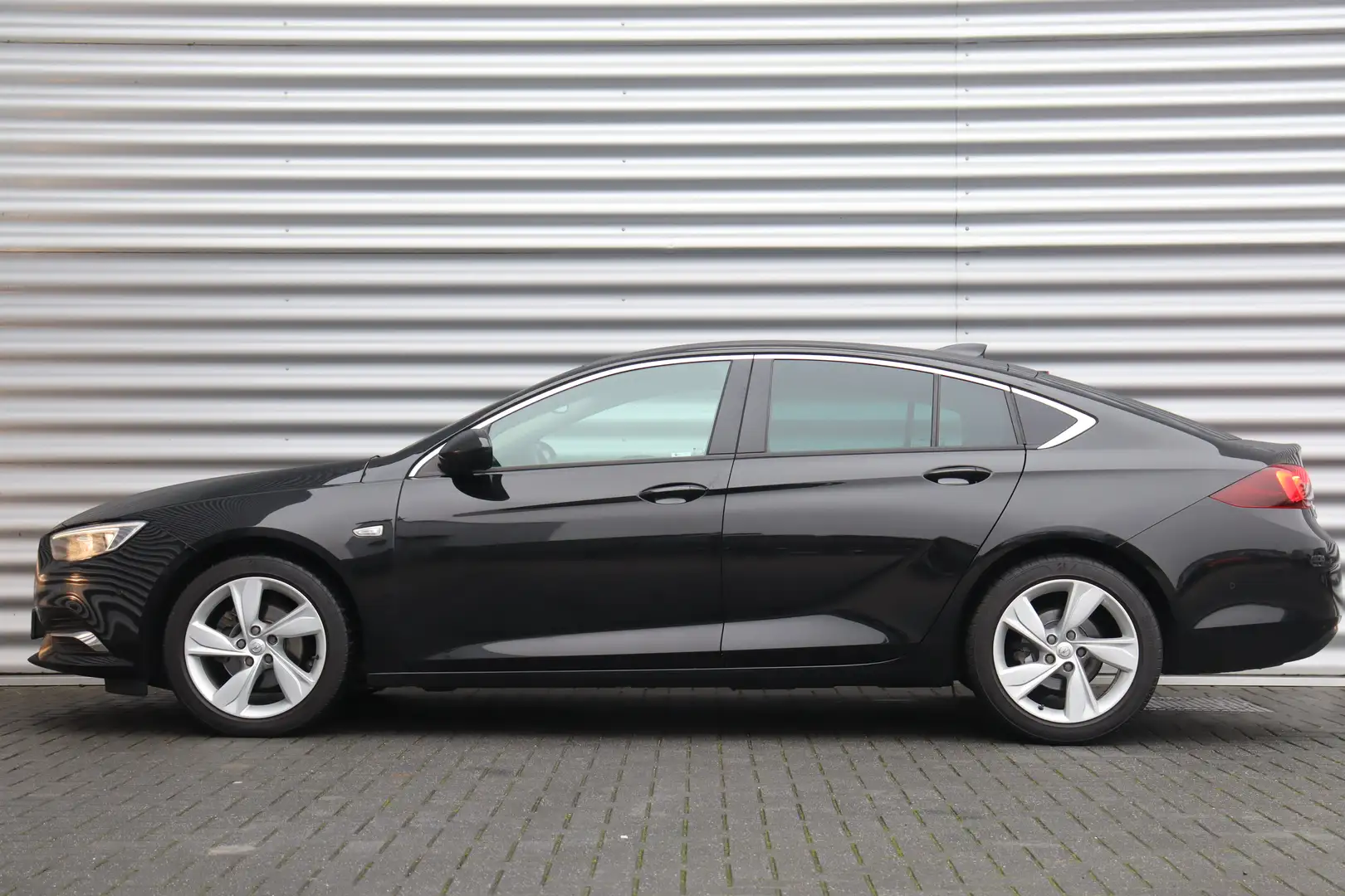 Opel Insignia Grand Sport 1.5 TURBO 165PK INNOVATION+ / NAVI / L Zwart - 2