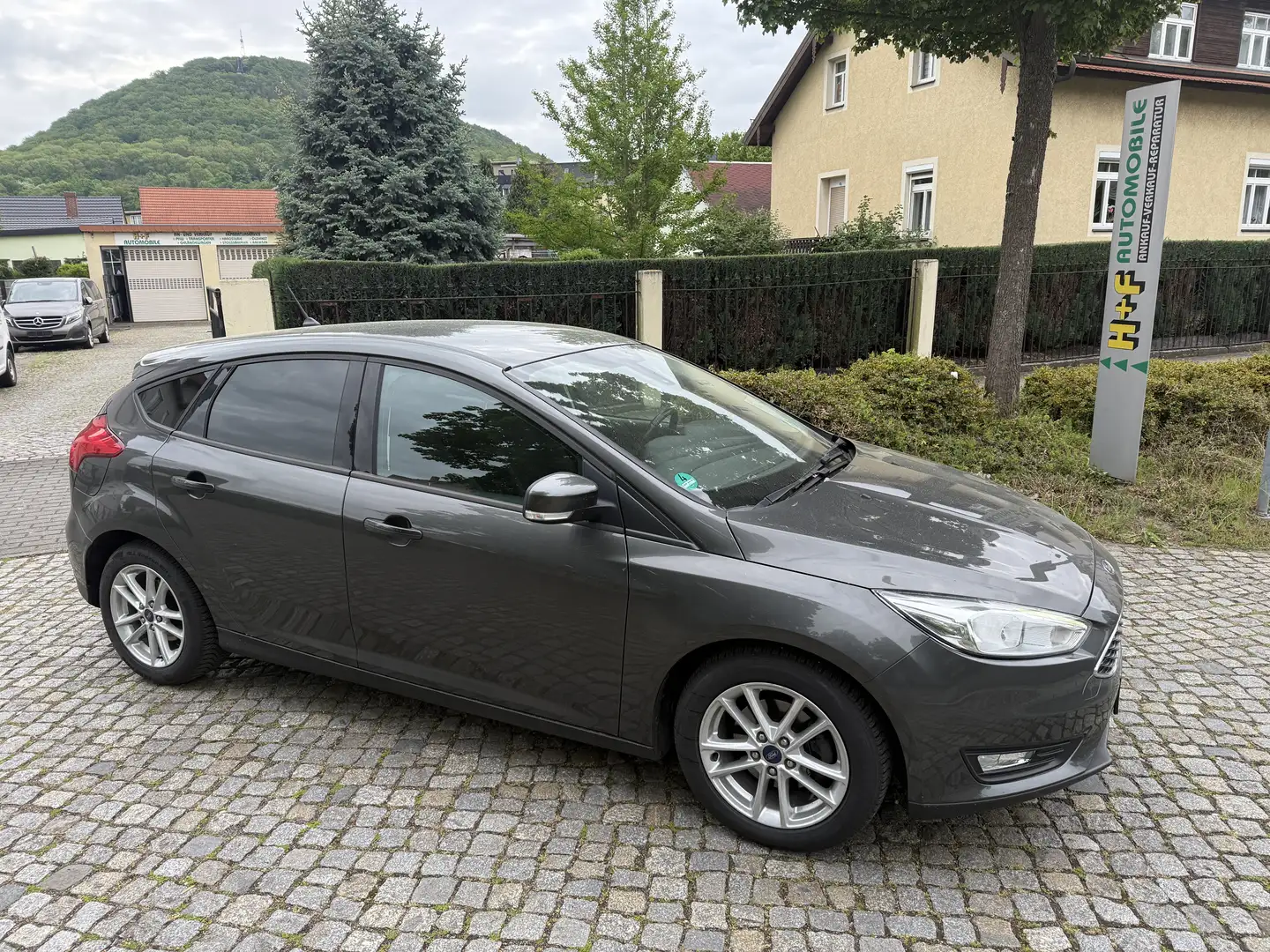 Ford Focus Business Grau - 1
