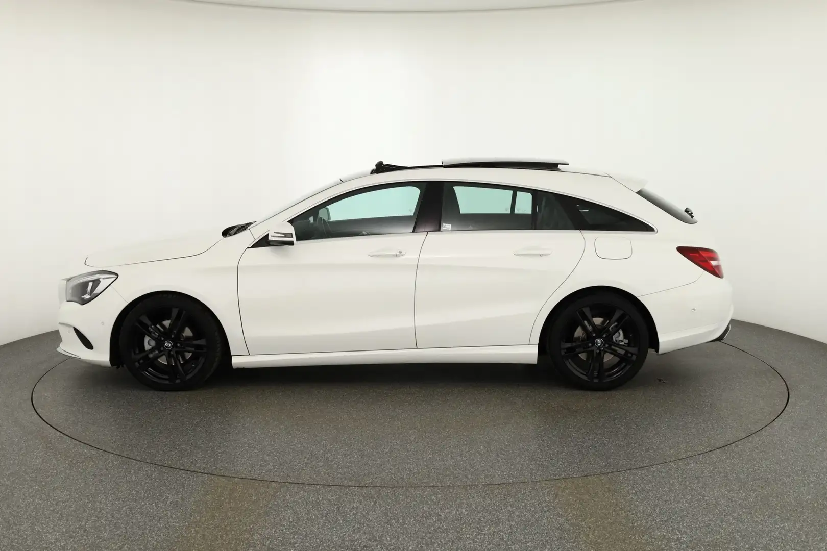 Mercedes-Benz CLA 200 Shooting Brake Urban LED Navi Panorama Blanc - 2