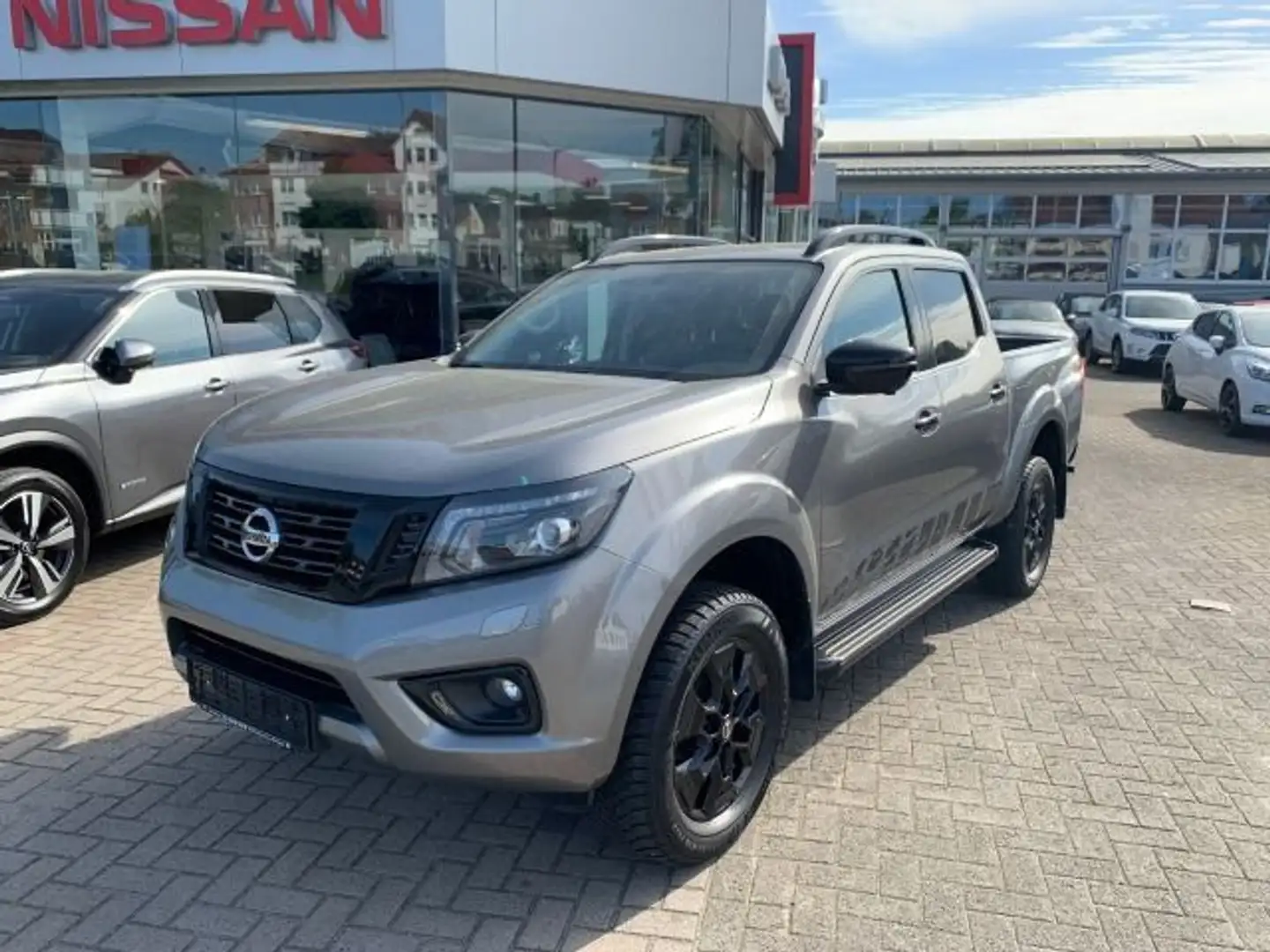 Nissan Navara 2.3 DCi N-Guard 4x4 Automatik AHK Navi Di Grijs - 2