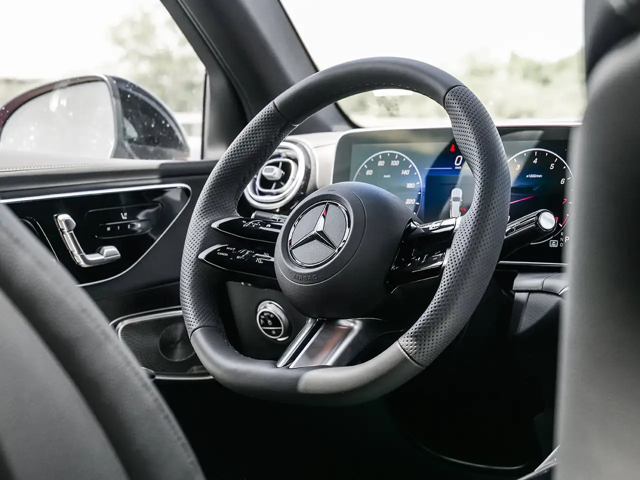 Mercedes-Benz GLC снимка Mercedes-Benz GLC