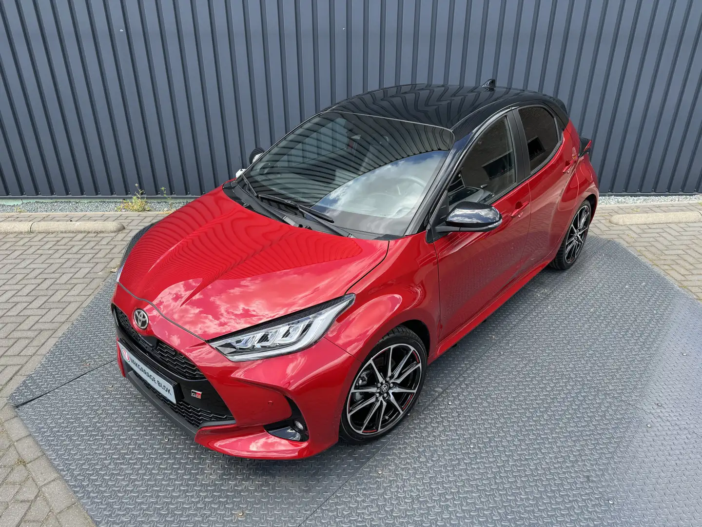 Toyota Yaris 1.5 Hybrid GR Sport / Bi tone | Emotional Red | JB Rood - 2