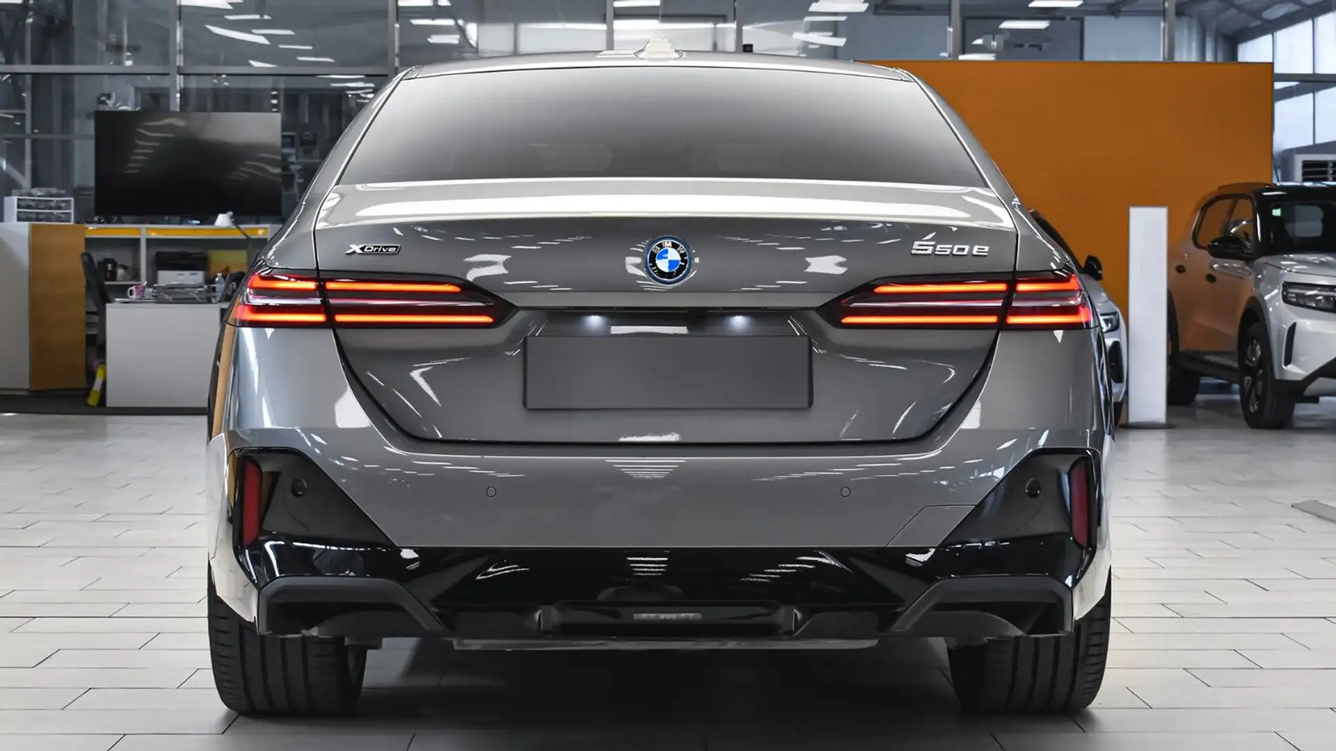 BMW 550 e xDrive M Sport PHEV Gris - 2