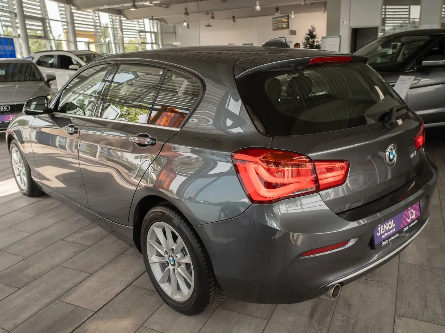 BMW 118 i Metropolitan PDC/KAMERA/LED/SITZHEIZUNG Grau - 2