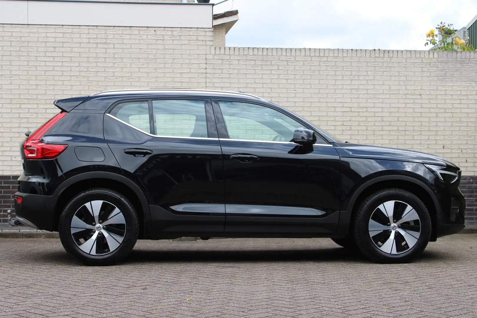 Volvo XC40 1.5 T4 Plug-in hybrid Plus Bright | Panoramadak | Zwart - 2