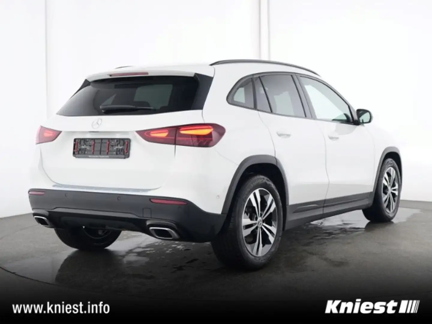 Mercedes-Benz GLA 200 Progressive Line Advanced / AHK / Night-Paket Weiß - 2