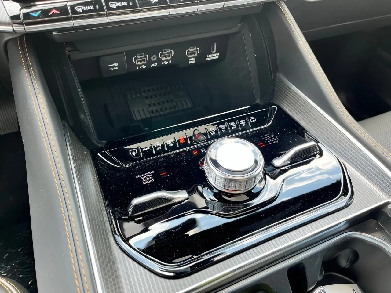 Jeep Grand Wagoneer снимка Jeep Grand Wagoneer