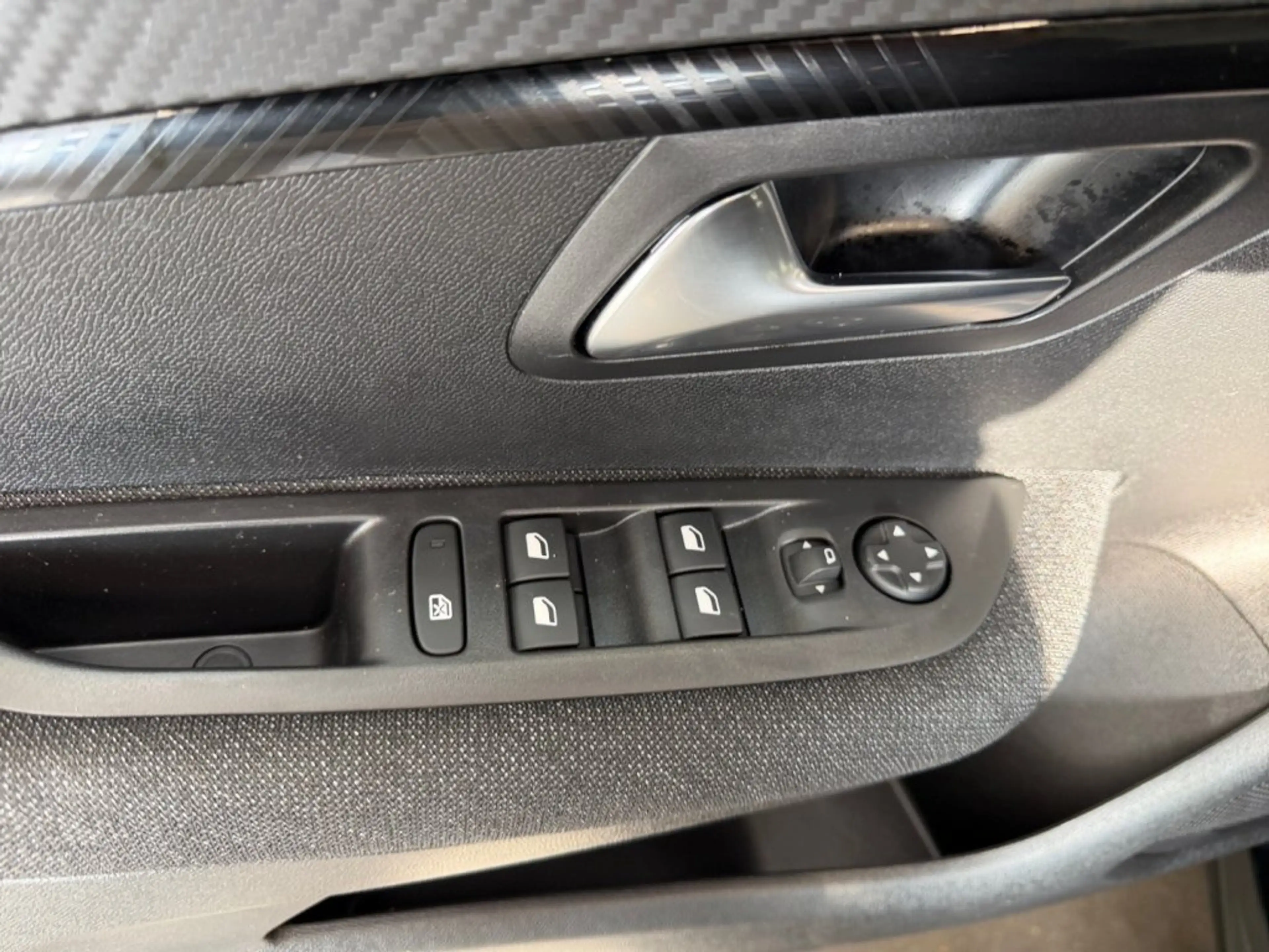 Peugeot 208 Hybrid 110 e-DCS6 Style Aut. — photo 16