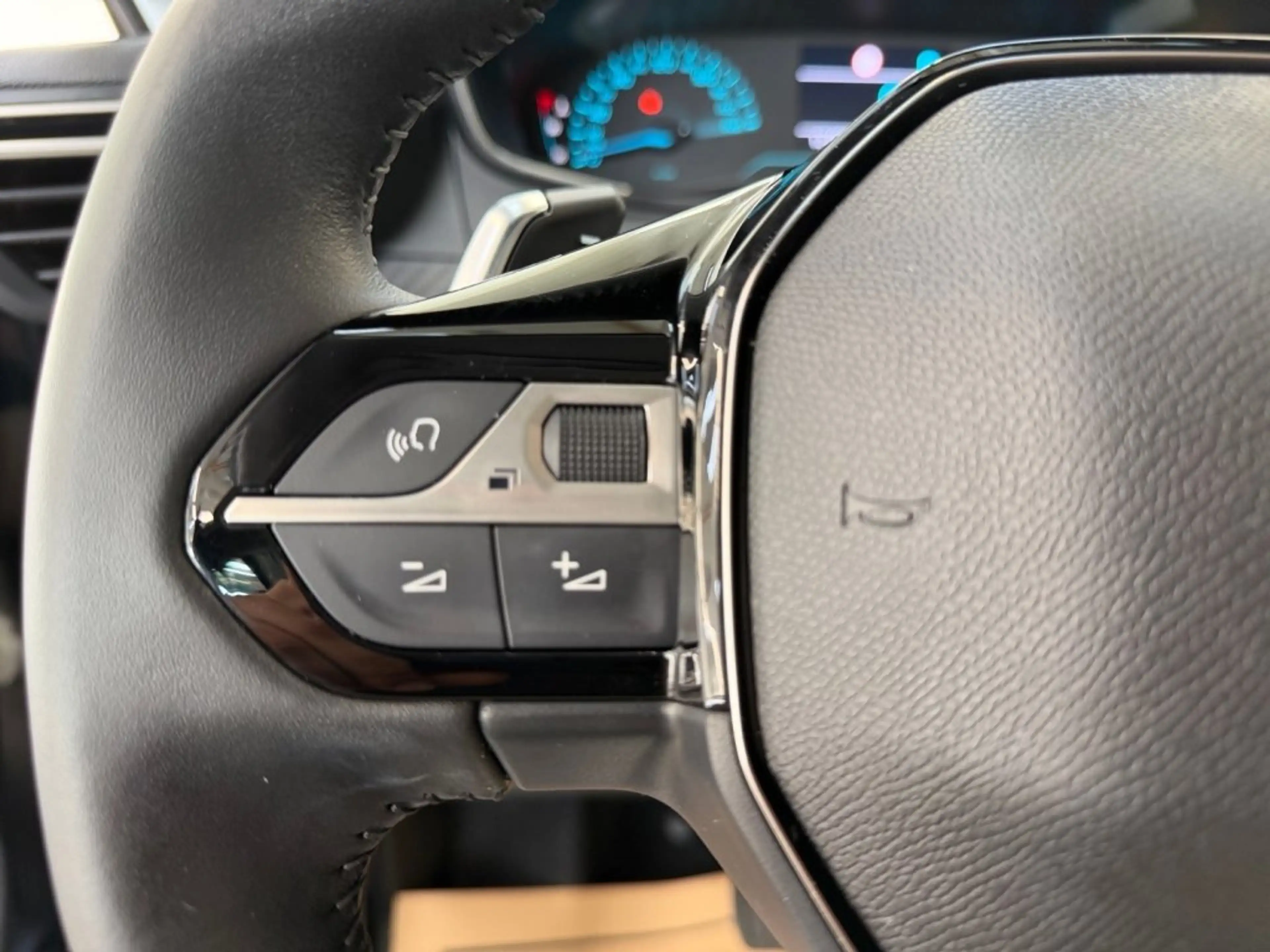 Peugeot 208 Hybrid 110 e-DCS6 Style Aut. — photo 13